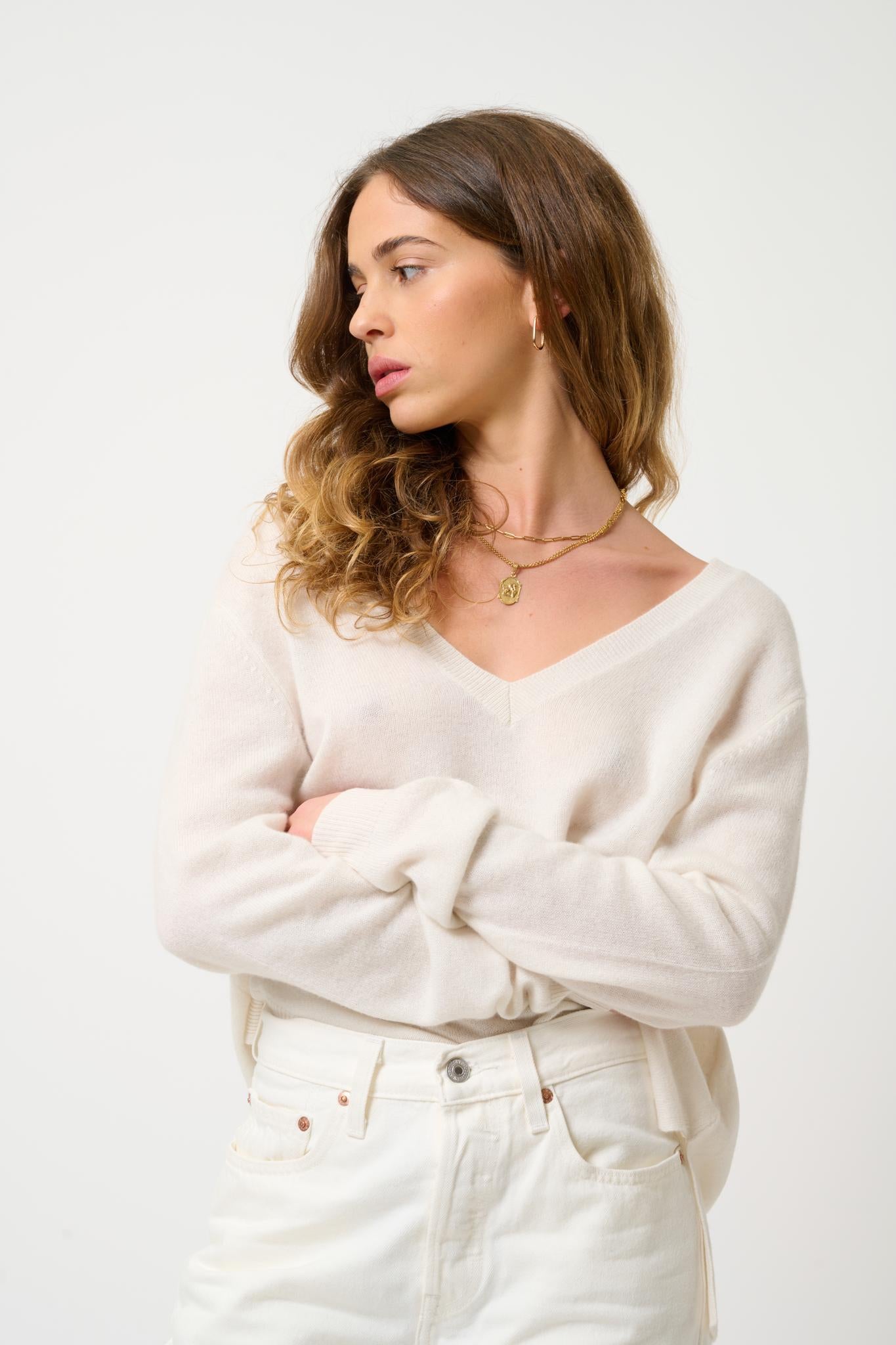 GIEGN Pullover mit V-Ausschnitt, Vorder- und Rückseite elfenbeinfarben, 100 % Kaschmir