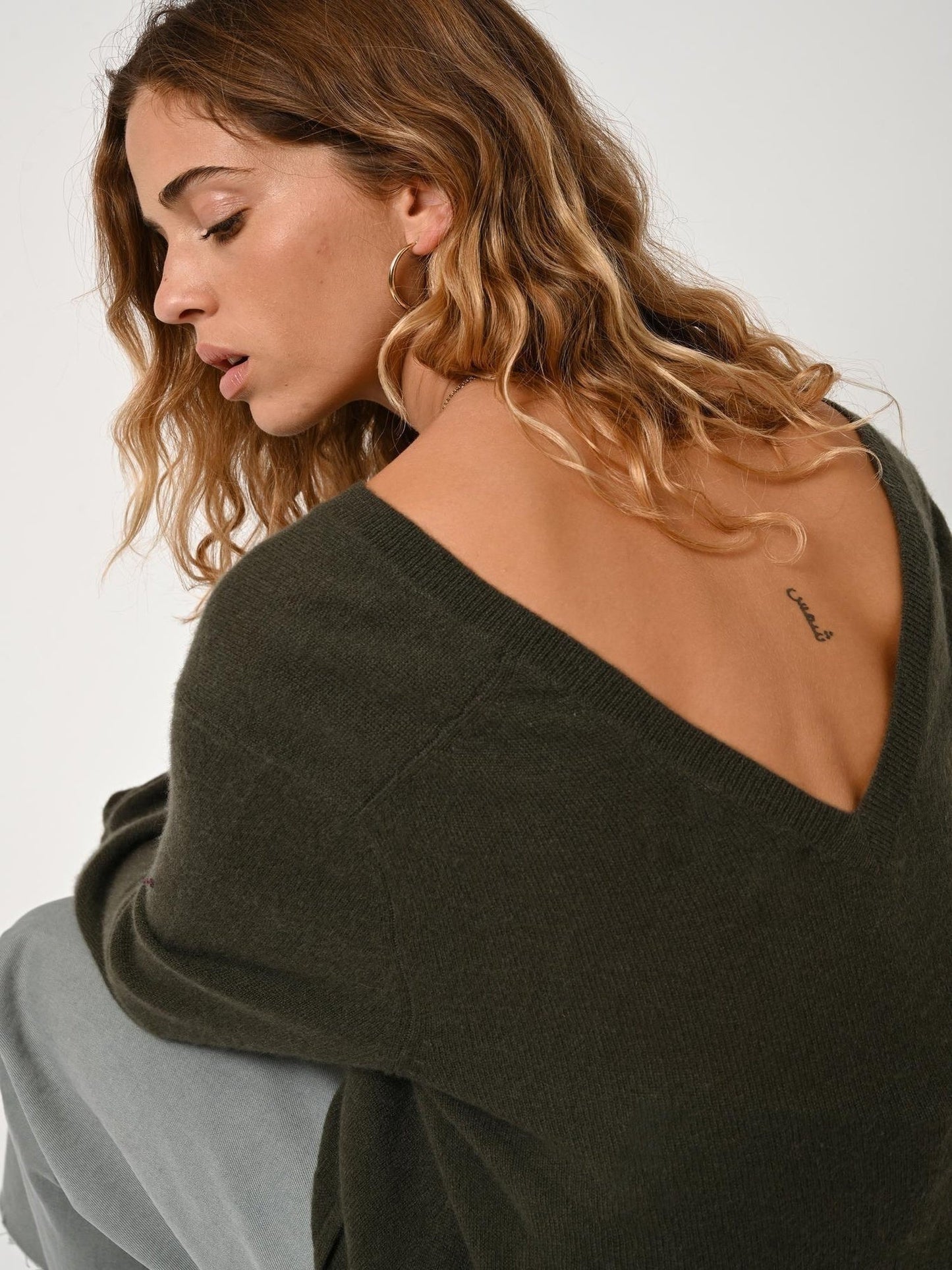 GIEGN V-Ausschnitt Pullover vorne und hinten khaki 100% Kaschmir