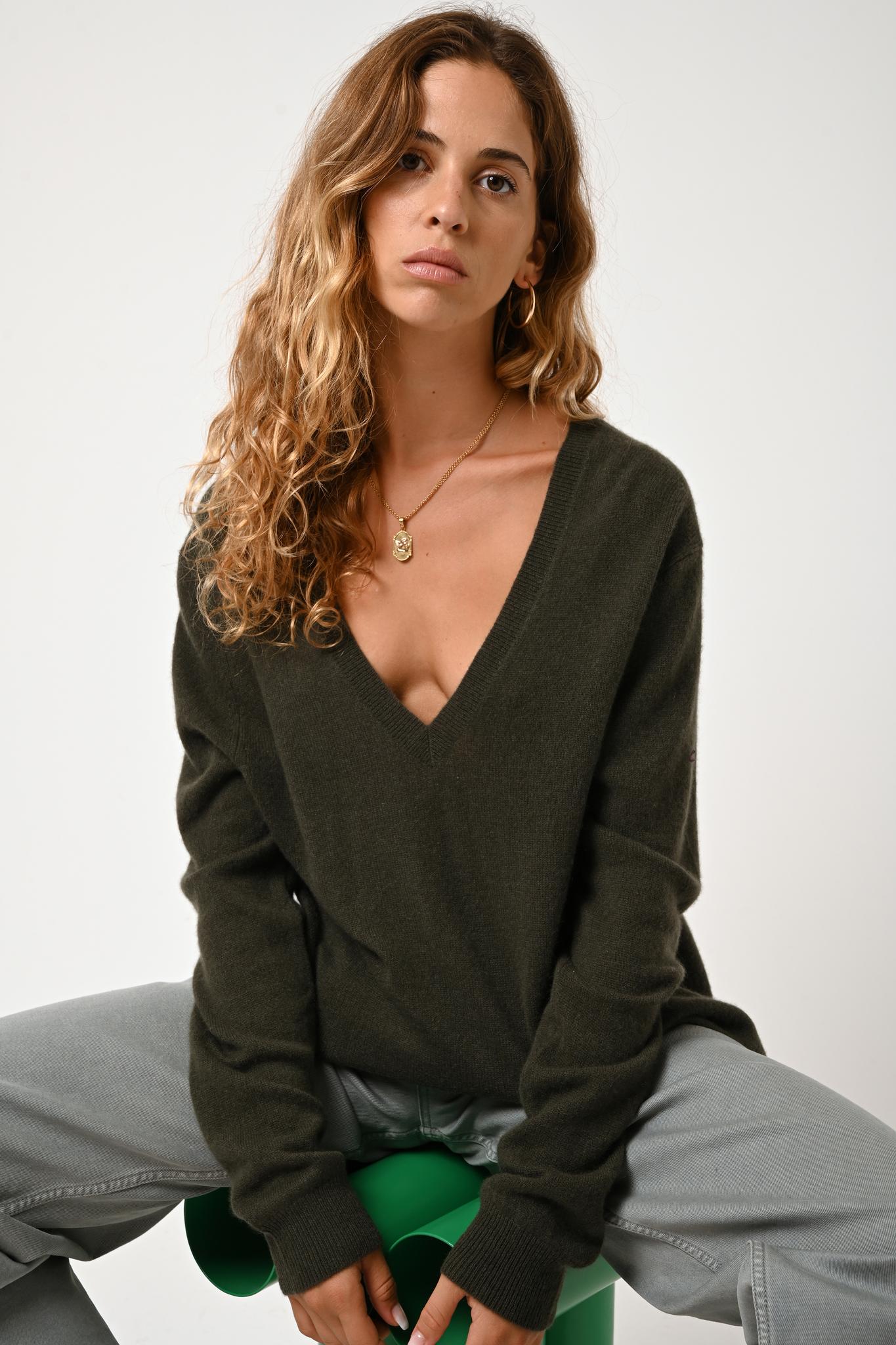 GIEGN pull col v devant et dos kaki 100% cachemire – Authentic