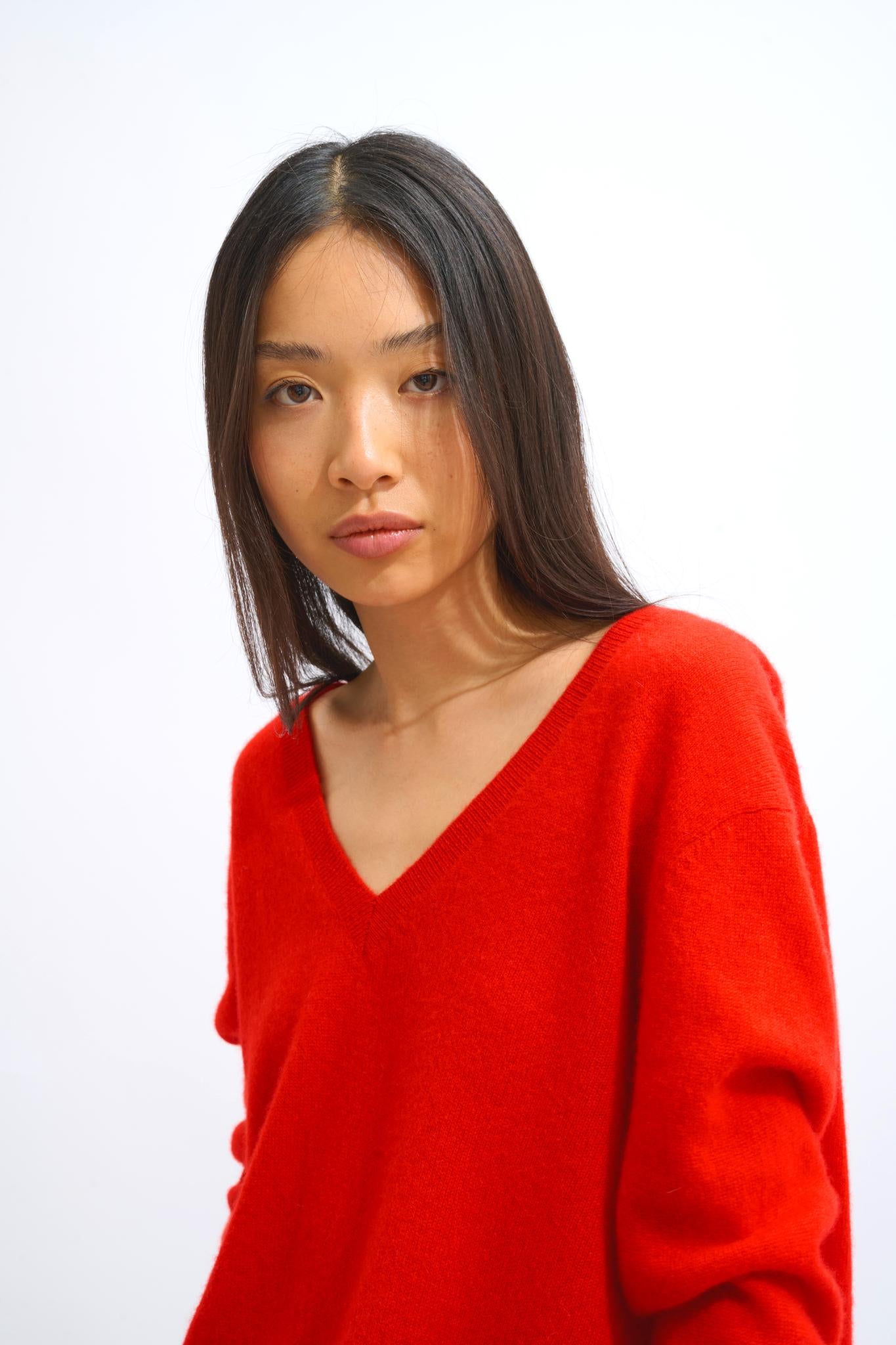 GIEGN red v-neck sweater 100% cashmere