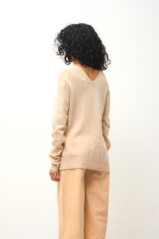 GIEGN v-neck sweater front and back sand 100% cashmere