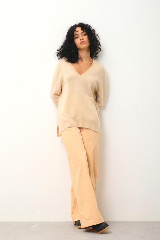 GIEGN v-neck sweater front and back sand 100% cashmere