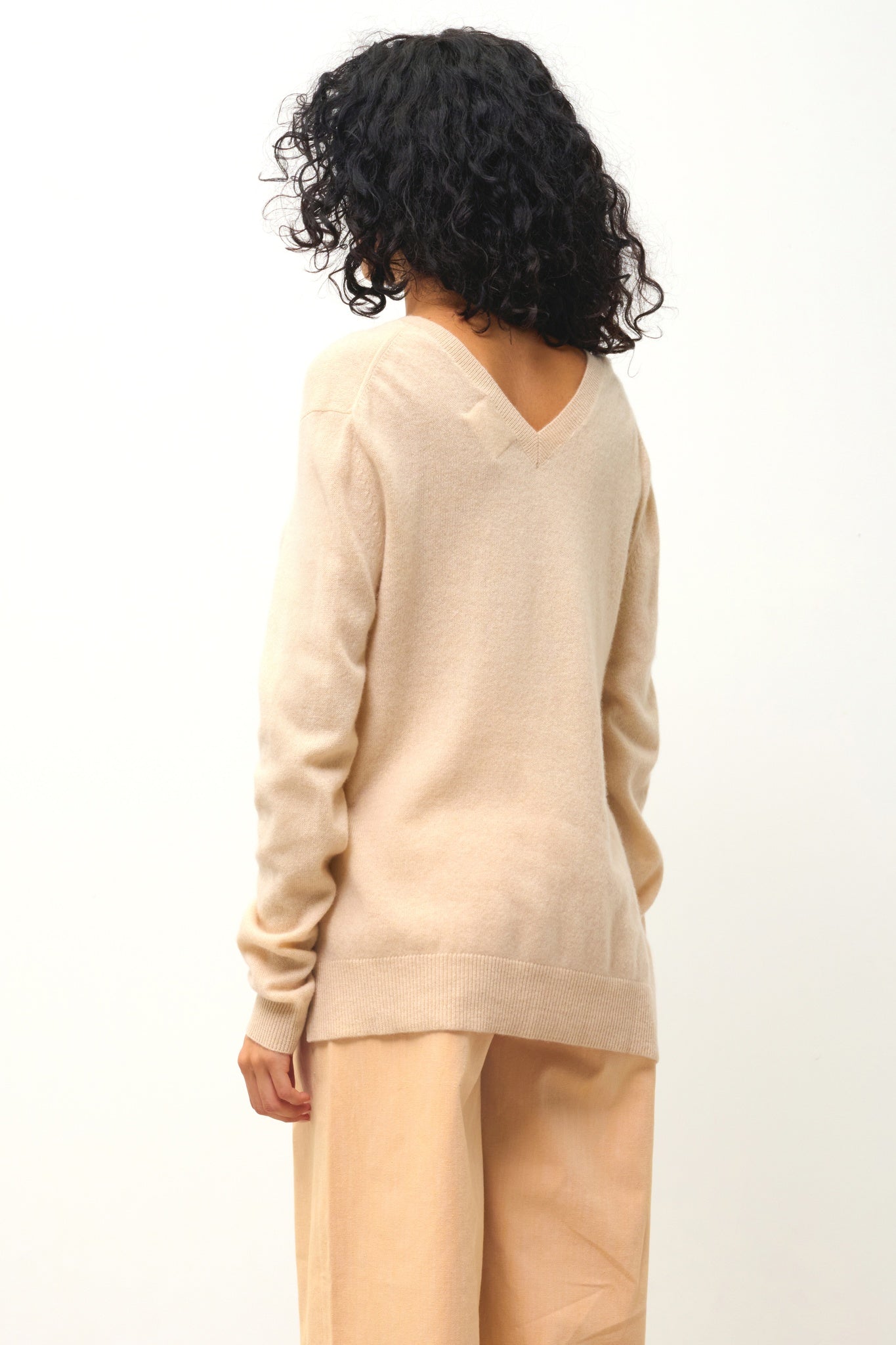GIEGN v-neck sweater front and back sand 100% cashmere