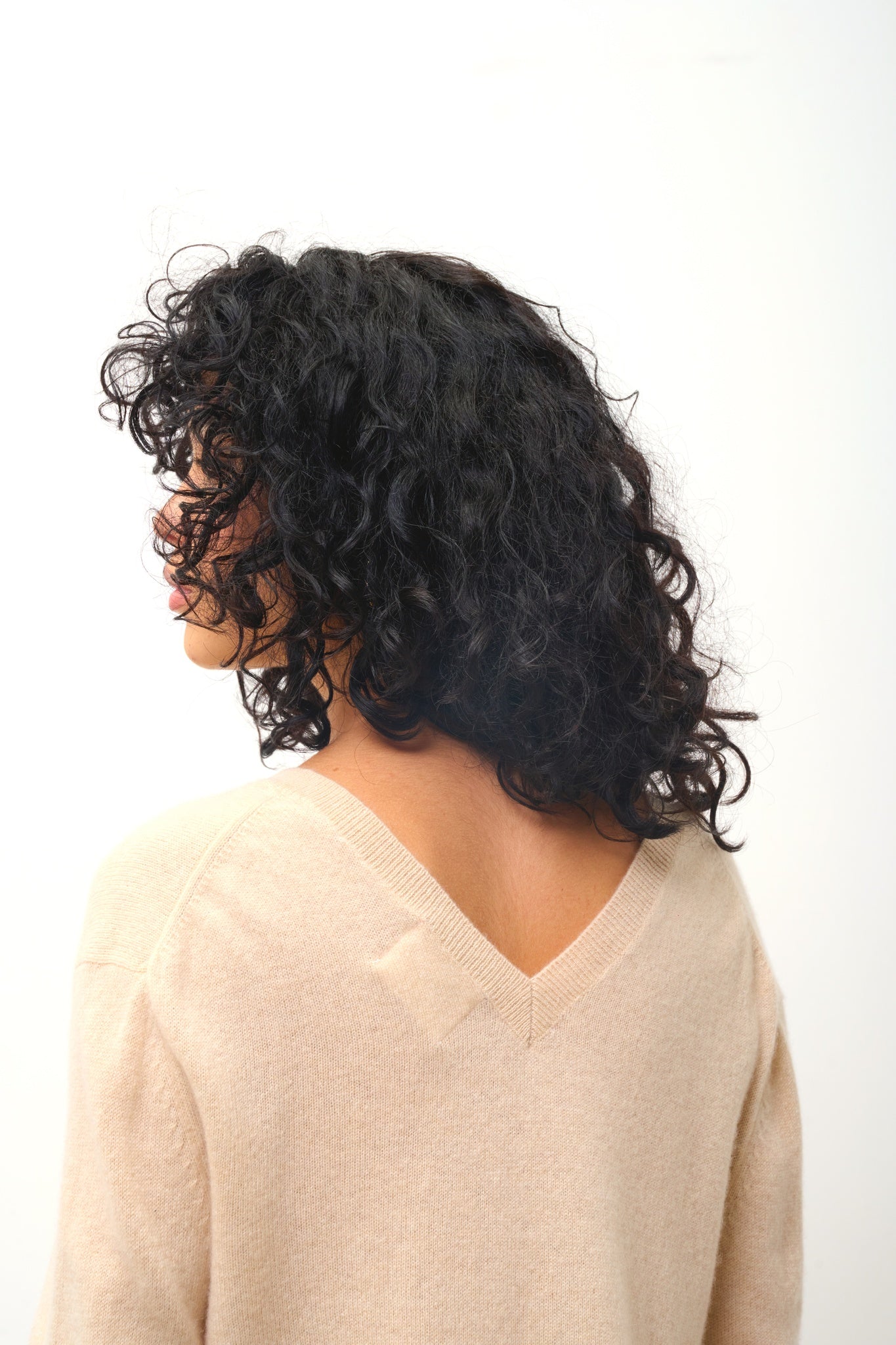 GIEGN v-neck sweater front and back sand 100% cashmere