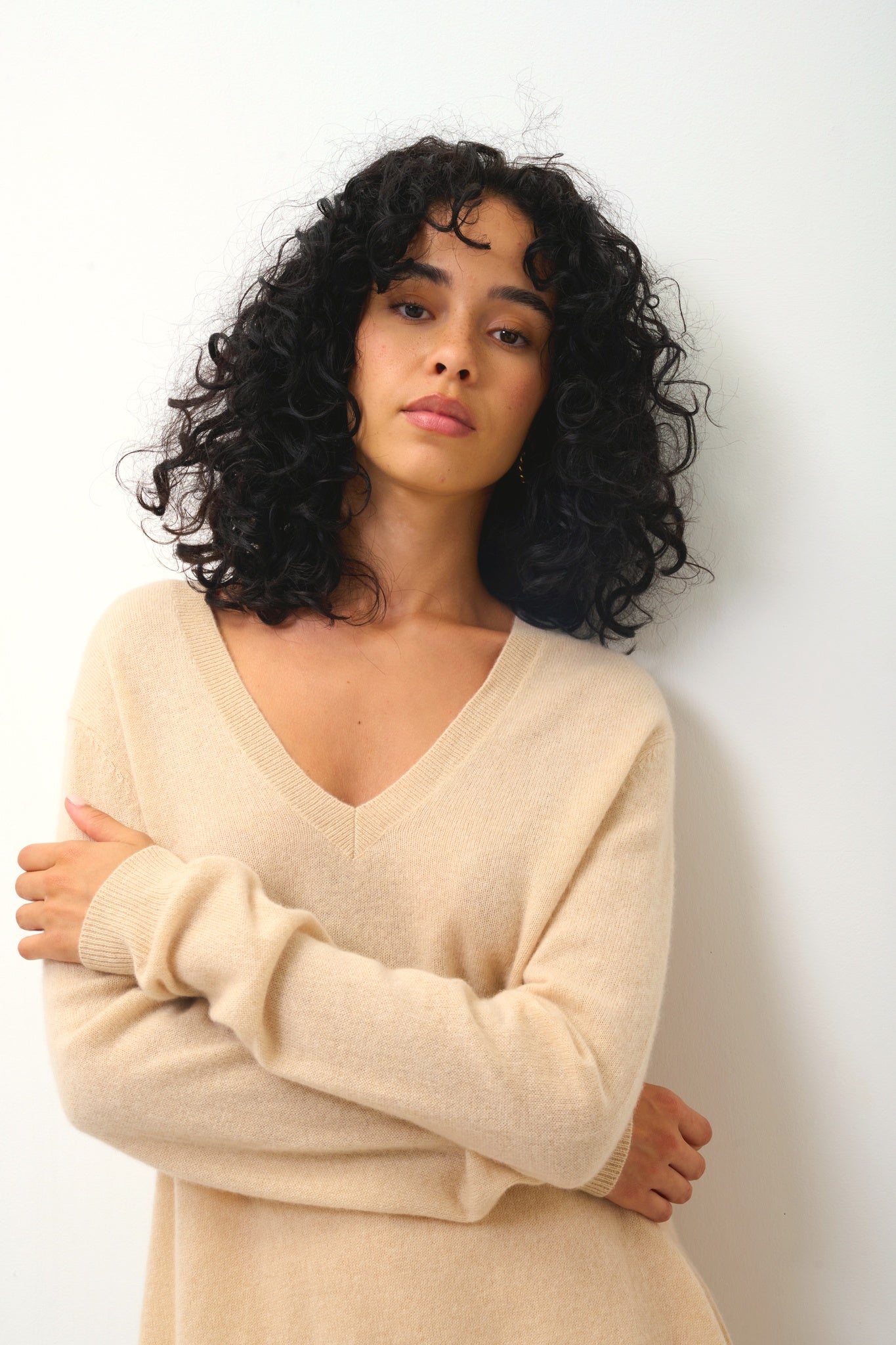 GIEGN v-neck sweater front and back sand 100% cashmere