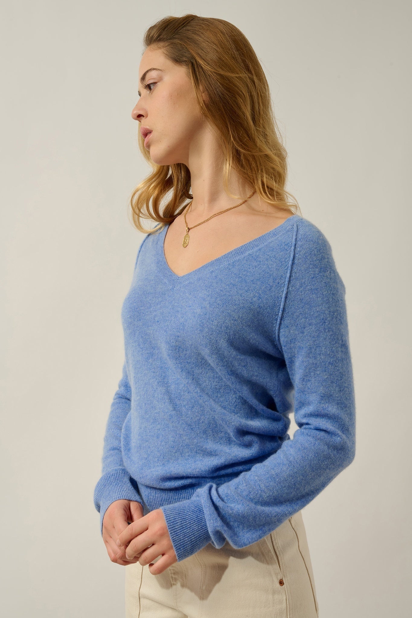 GIUSALET Himmelblauer Pullover mit V-Ausschnitt, 100 % Kaschmir