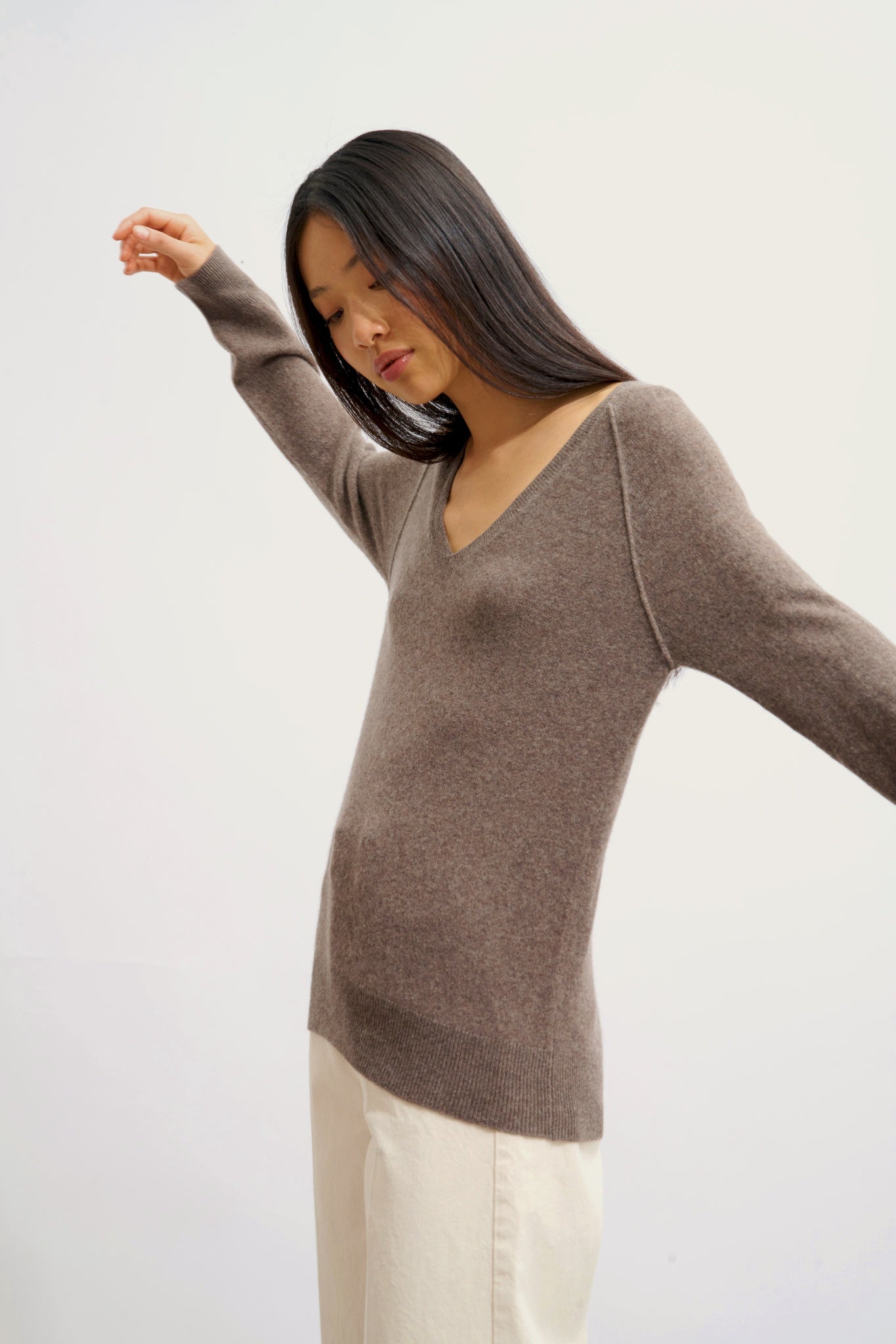 GIUSALET V-neck sweater in heathered taupe, 100% cashmere