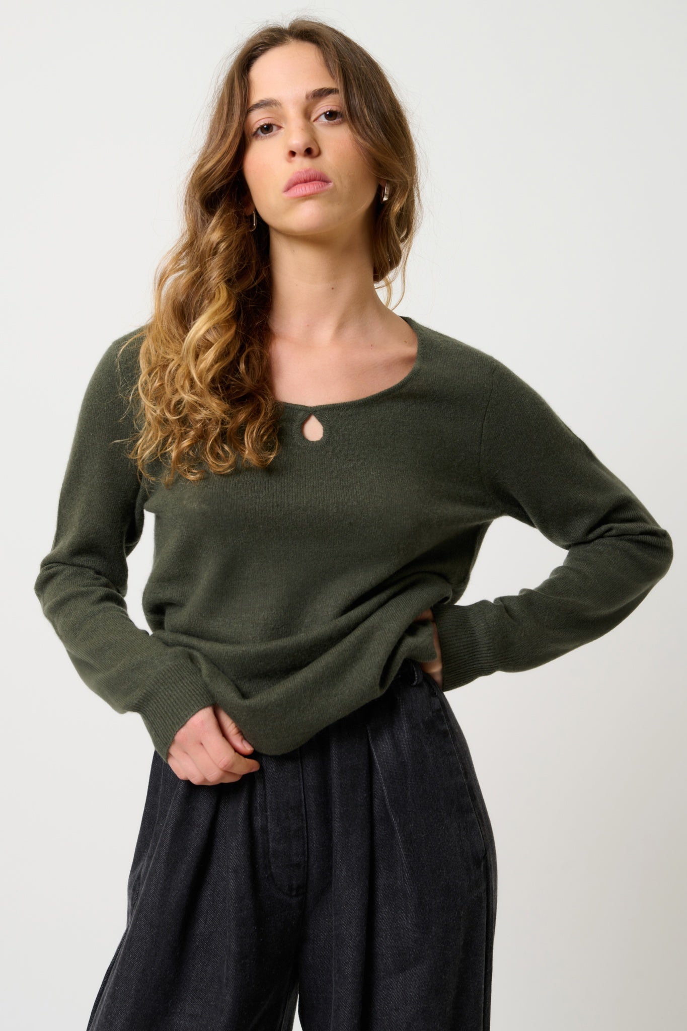 GLYDER pull col bateau goutte devant kaki 100% cachemire