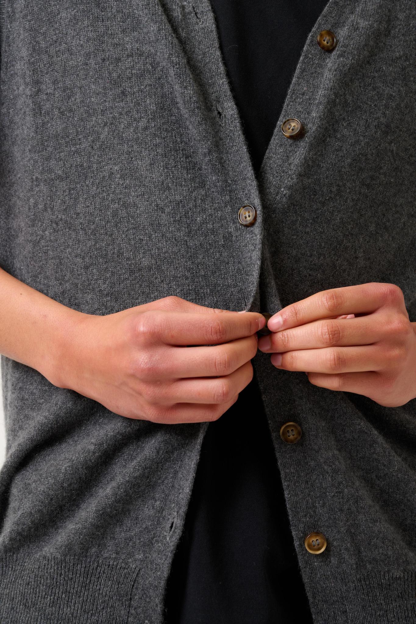 HUGO cardigan col v sans manches anthracite chiné 100% cachemire