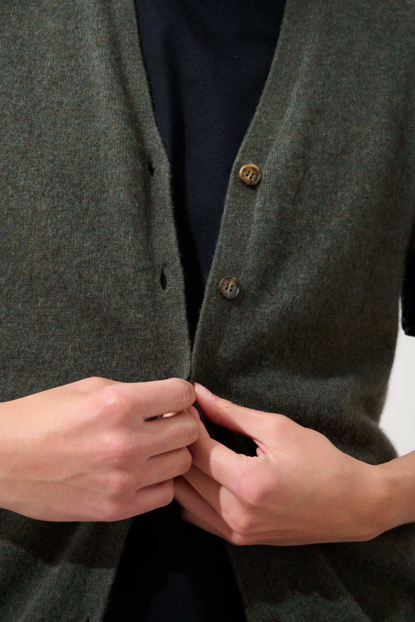 HUGO cardigan col v sans manches kaki chiné 100% cachemire