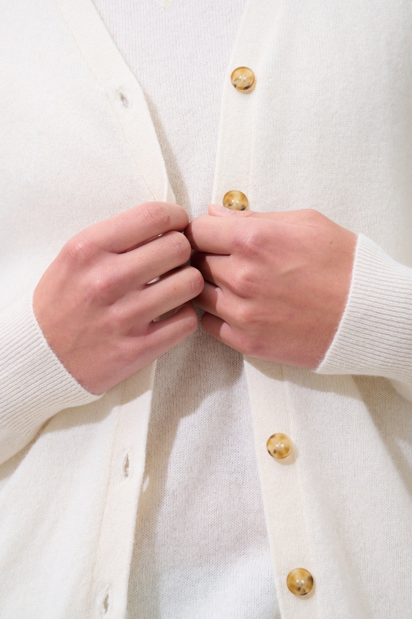 HUGO Strickjacke mit V-Ausschnitt ohne Ärmel Schnee 100% Kaschmir