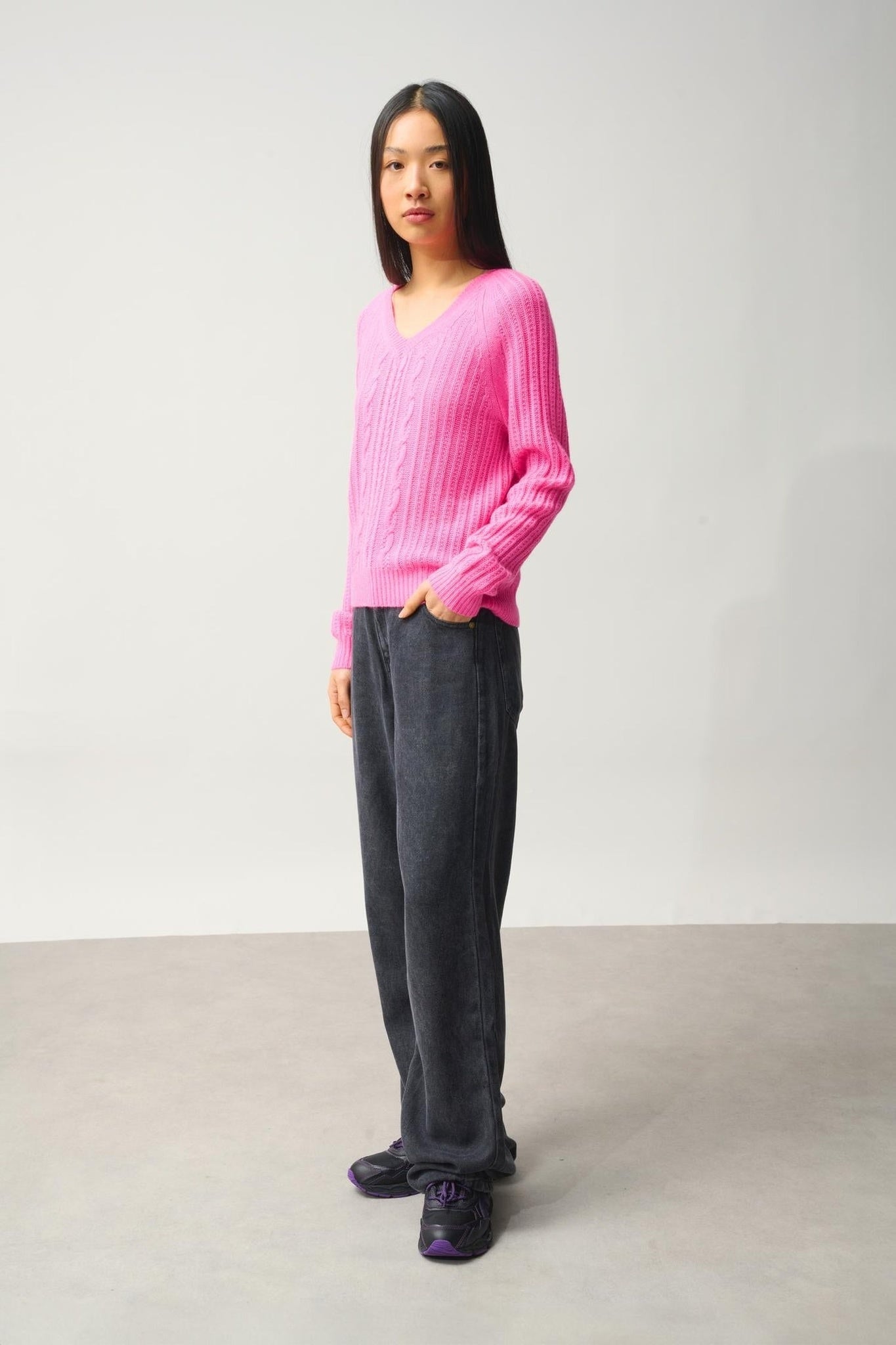 INDIRA Pullover mit V-Ausschnitt 6 Fäden neonrosa 100% Kaschmir