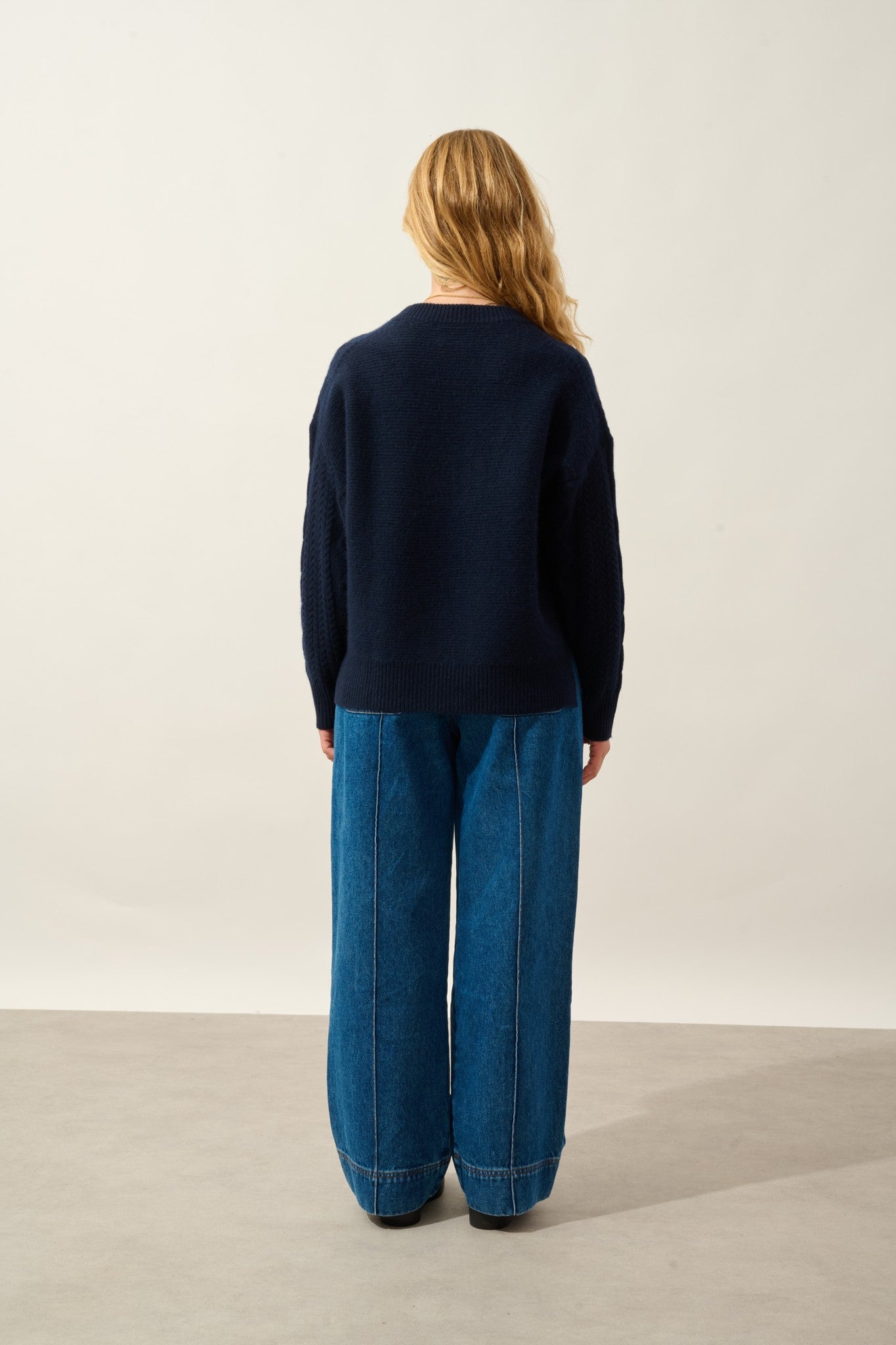 jampa pull col rond fentes côtés 6 fils navy 100% cachemire