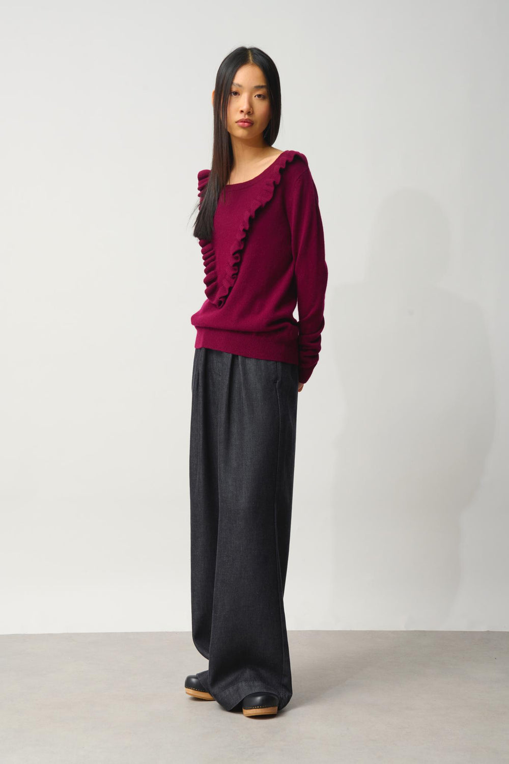 KNOTT pull col rond volants devant bordeaux 100% cachemire