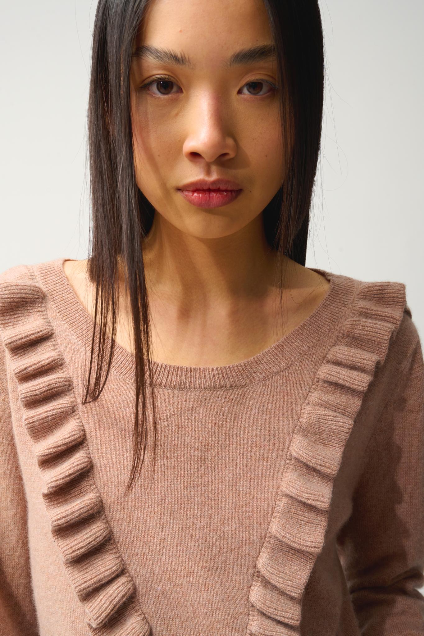 KNOTT pull col rond volants devant camel chiné 100% cachemire