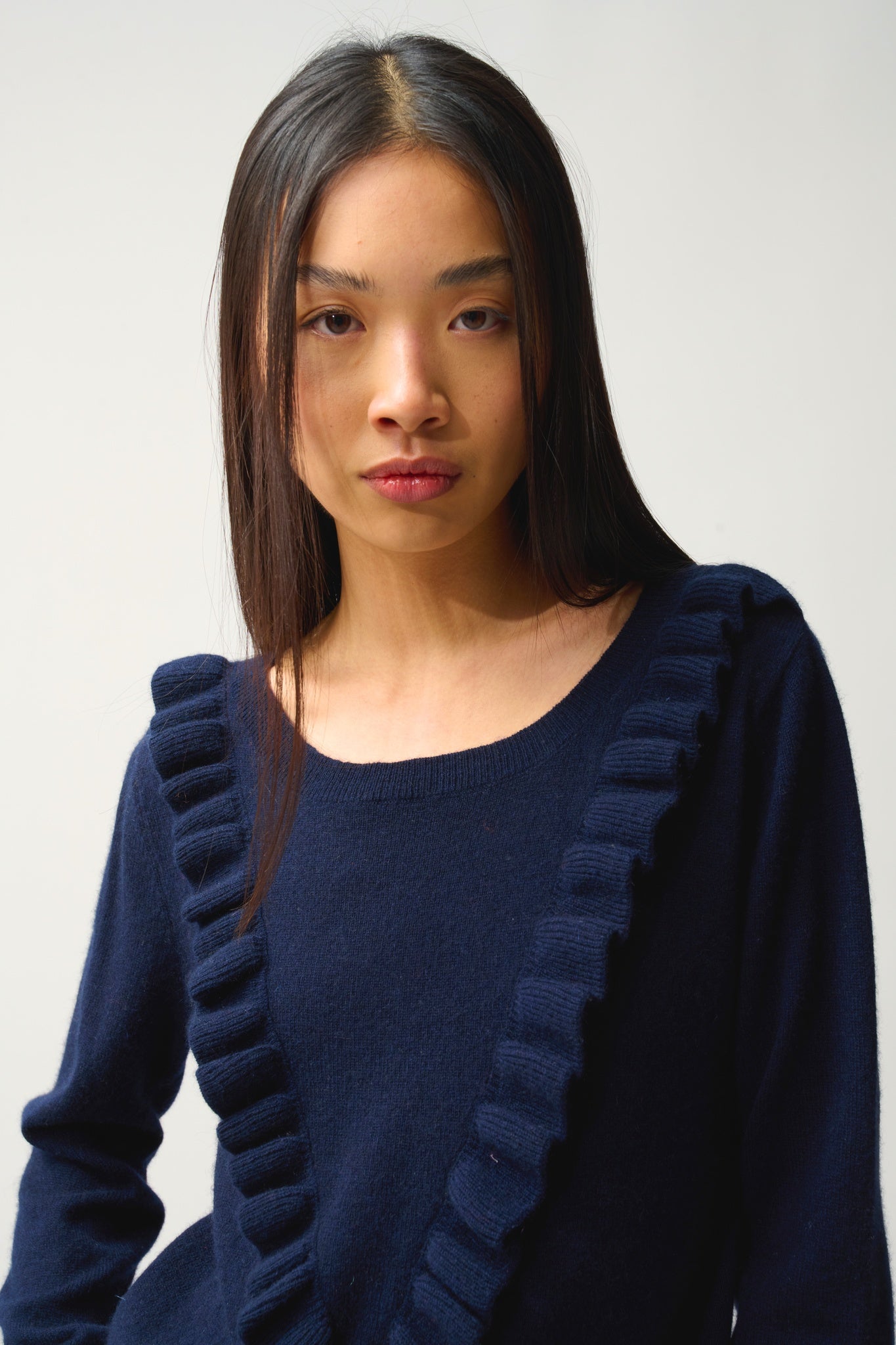 KNOTT pull col rond volants devant navy 100% cachemire