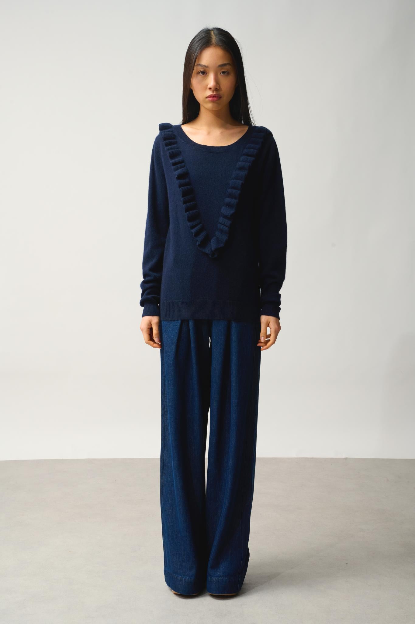 KNOTT pull col rond volants devant navy 100% cachemire