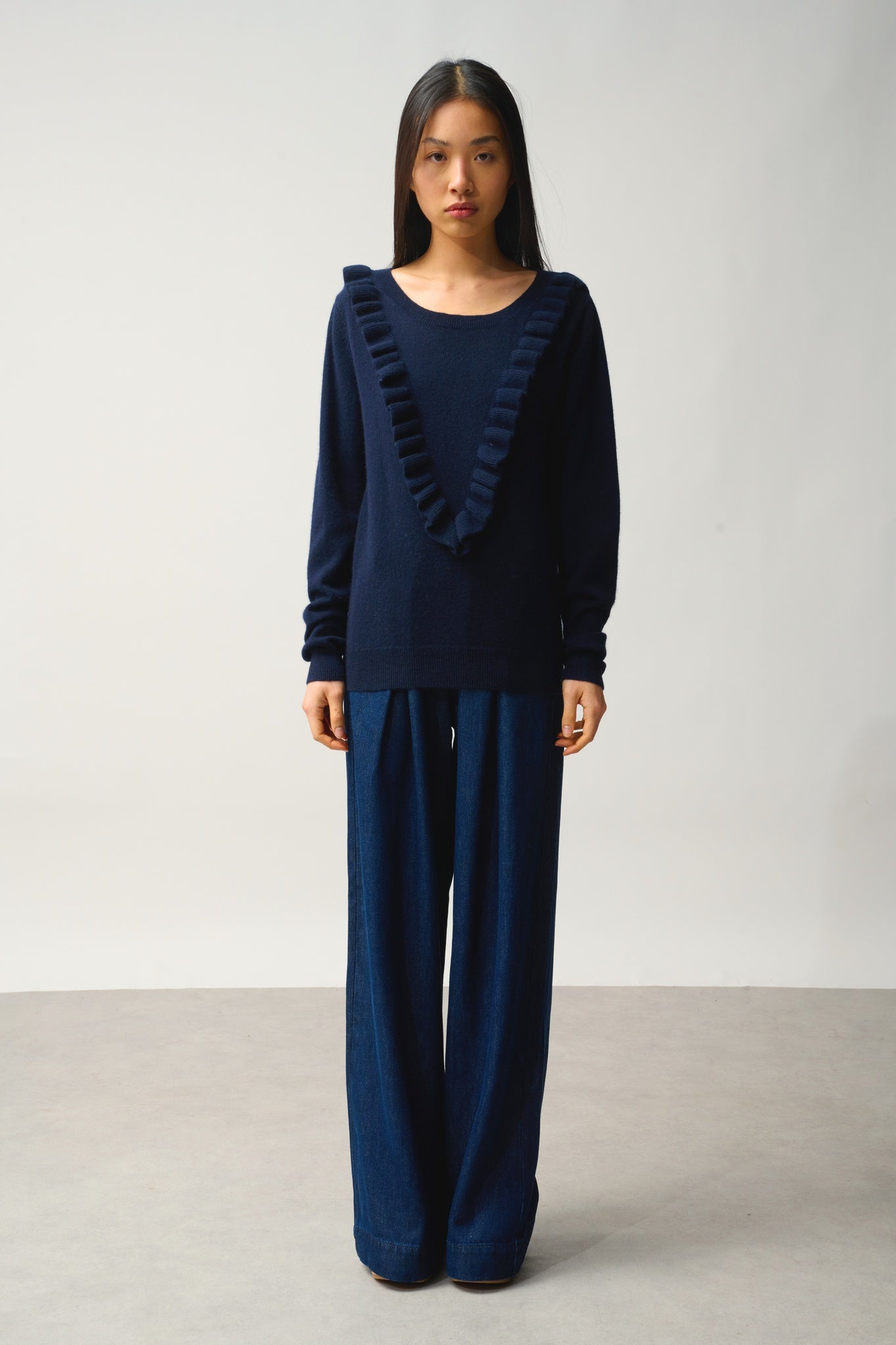 KNOTT pull col rond volants devant navy 100% cachemire