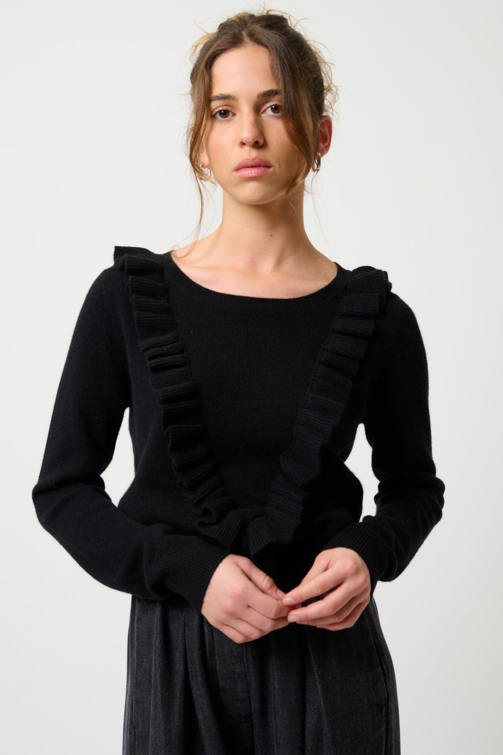 KNOTT pull col rond volants devant noir 100% cachemire