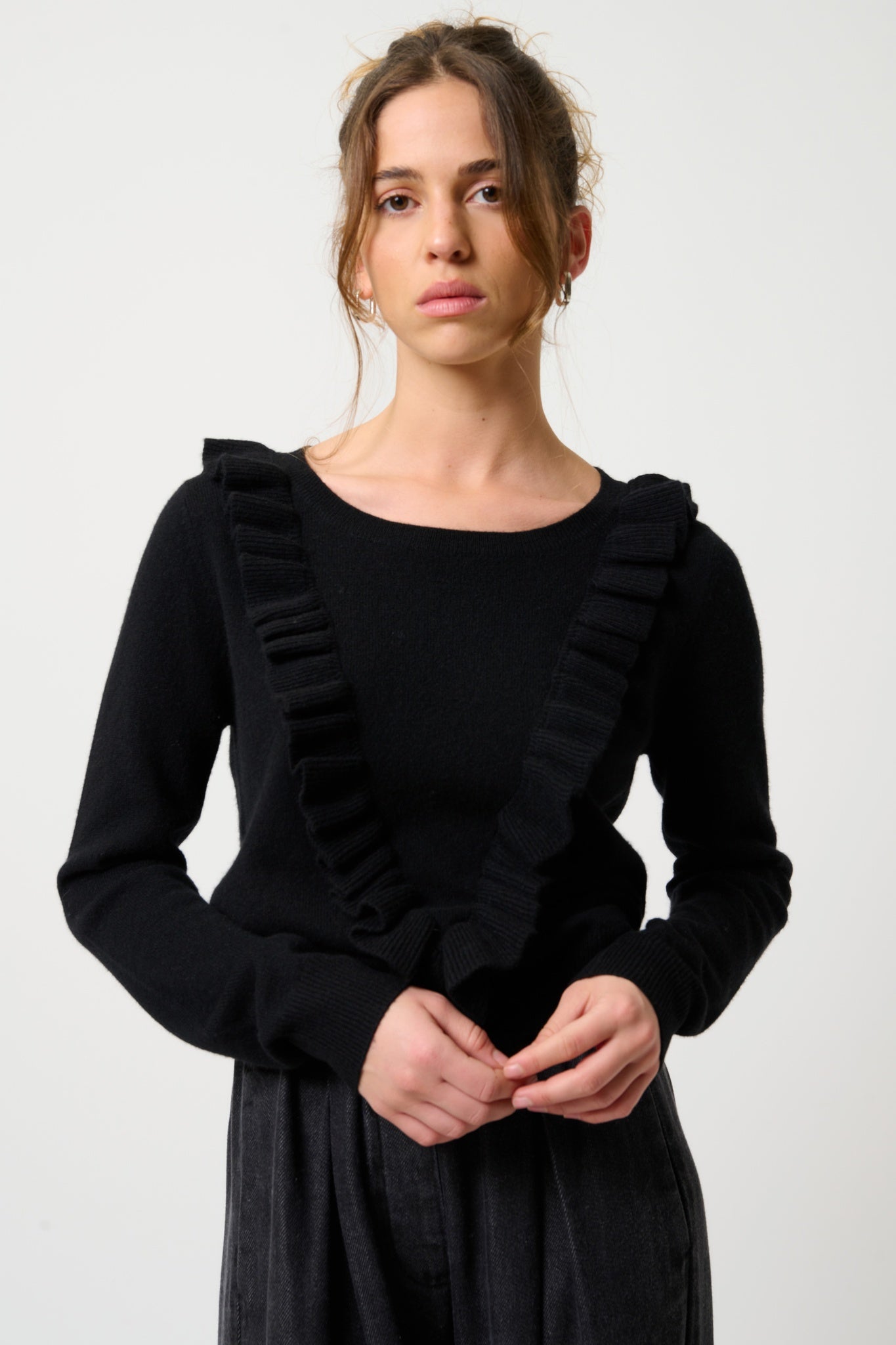 KNOTT pull col rond volants devant noir 100% cachemire