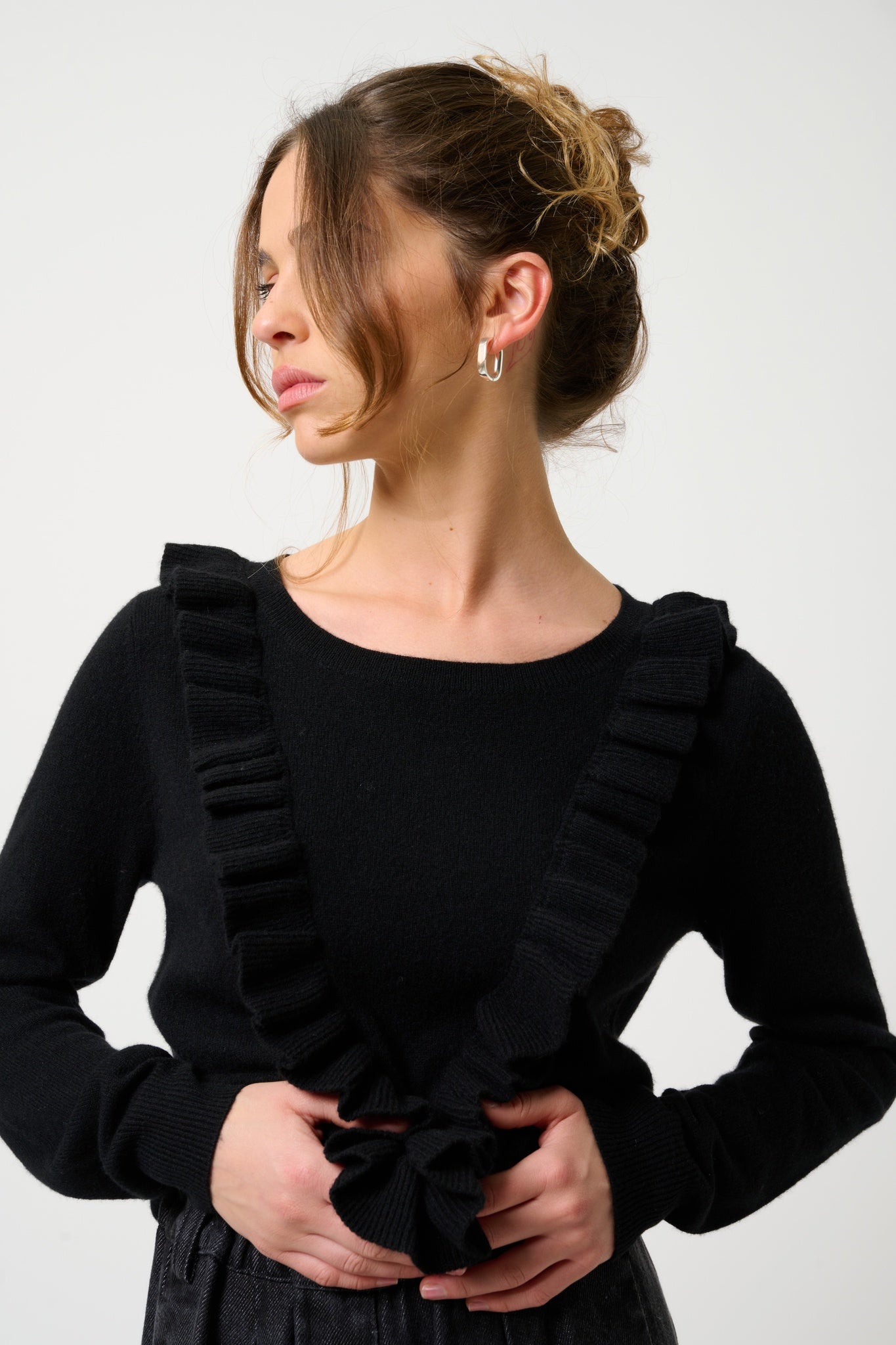 KNOTT pull col rond volants devant noir 100% cachemire