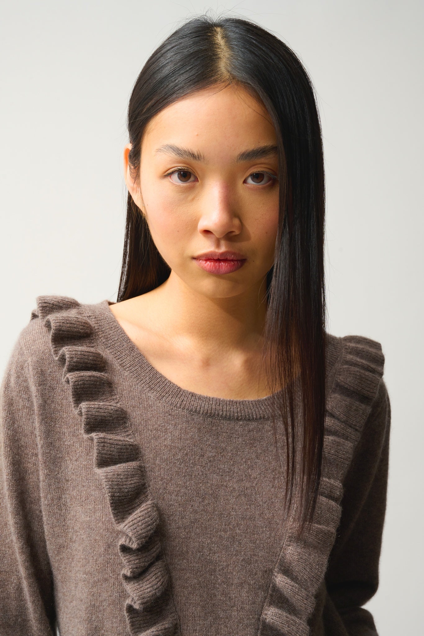 KNOTT pull col rond volants devant taupe chiné 100% cachemire