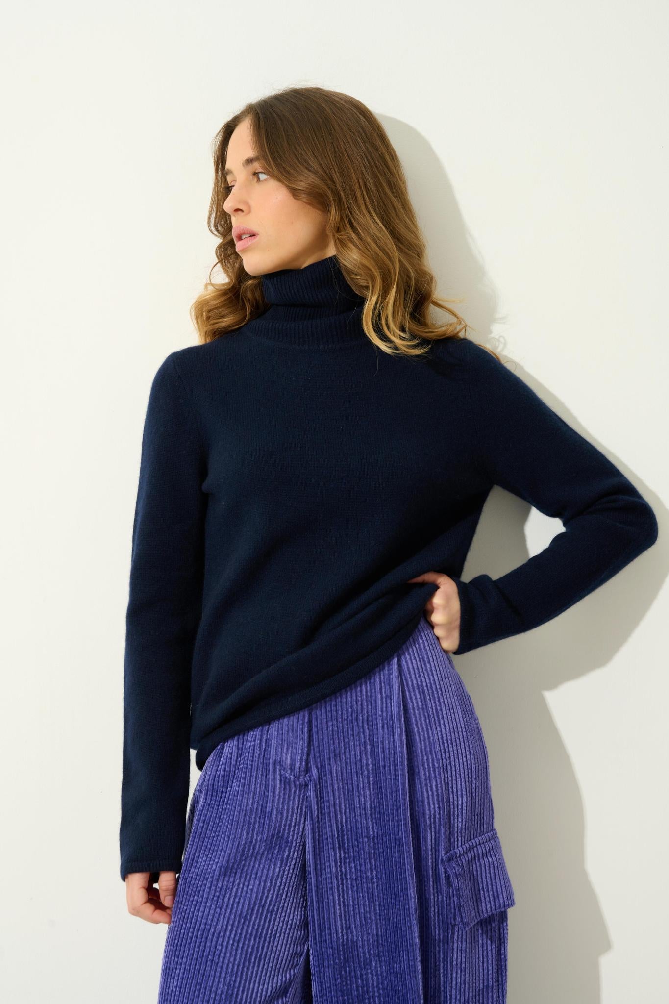 LINDA 4-fädiger Rollkragenpullover aus 100 % Kaschmir in Marineblau
