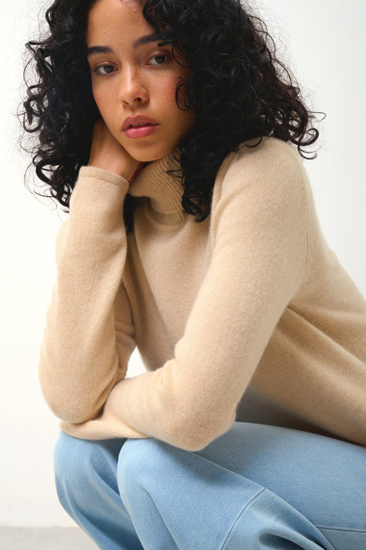 LINDA 4-thread roll-neck sweater sand 100% cashmere