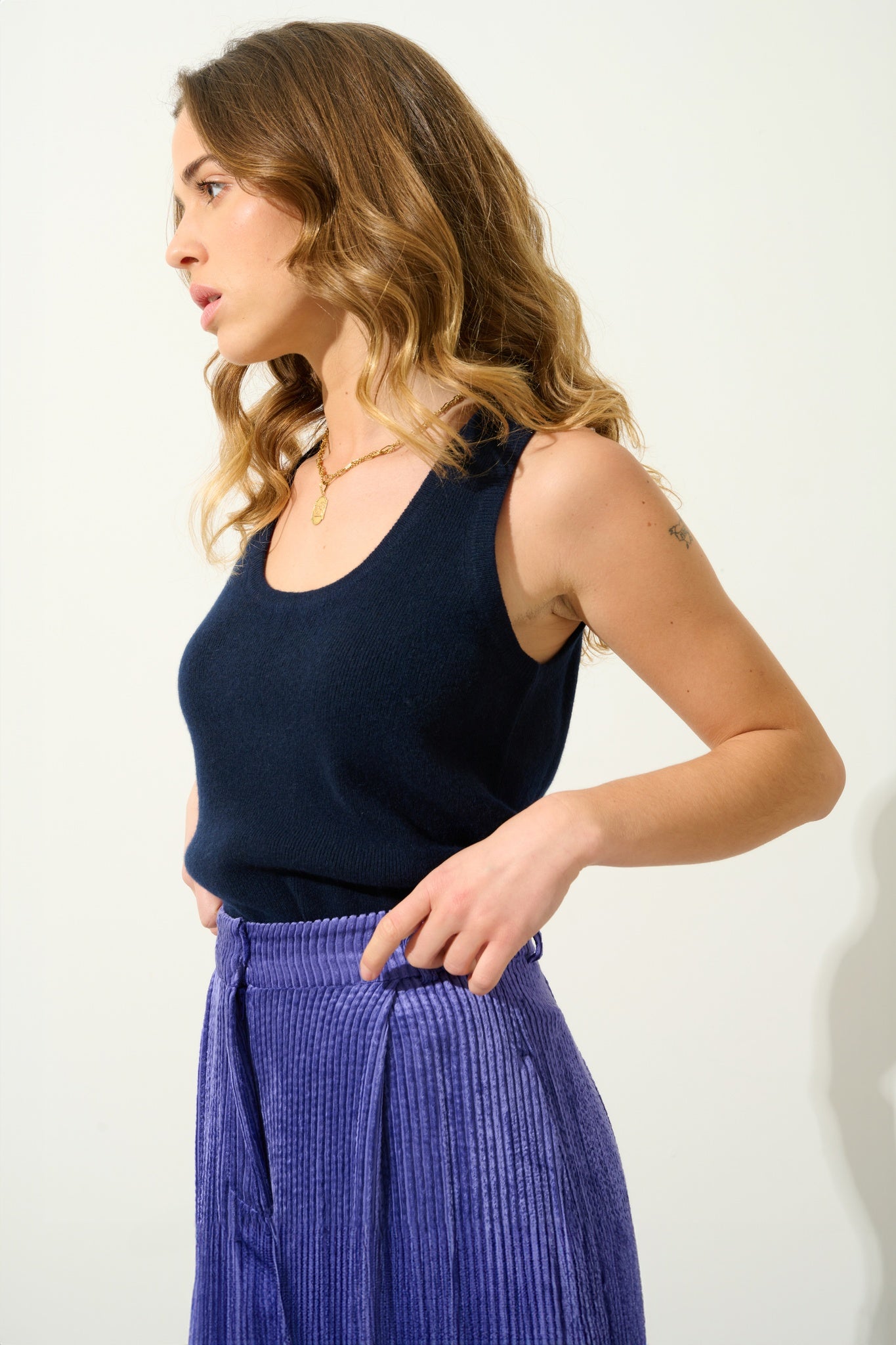 LINDSAY – Marineblaues Tanktop mit U-Ausschnitt aus 100 % Kaschmir