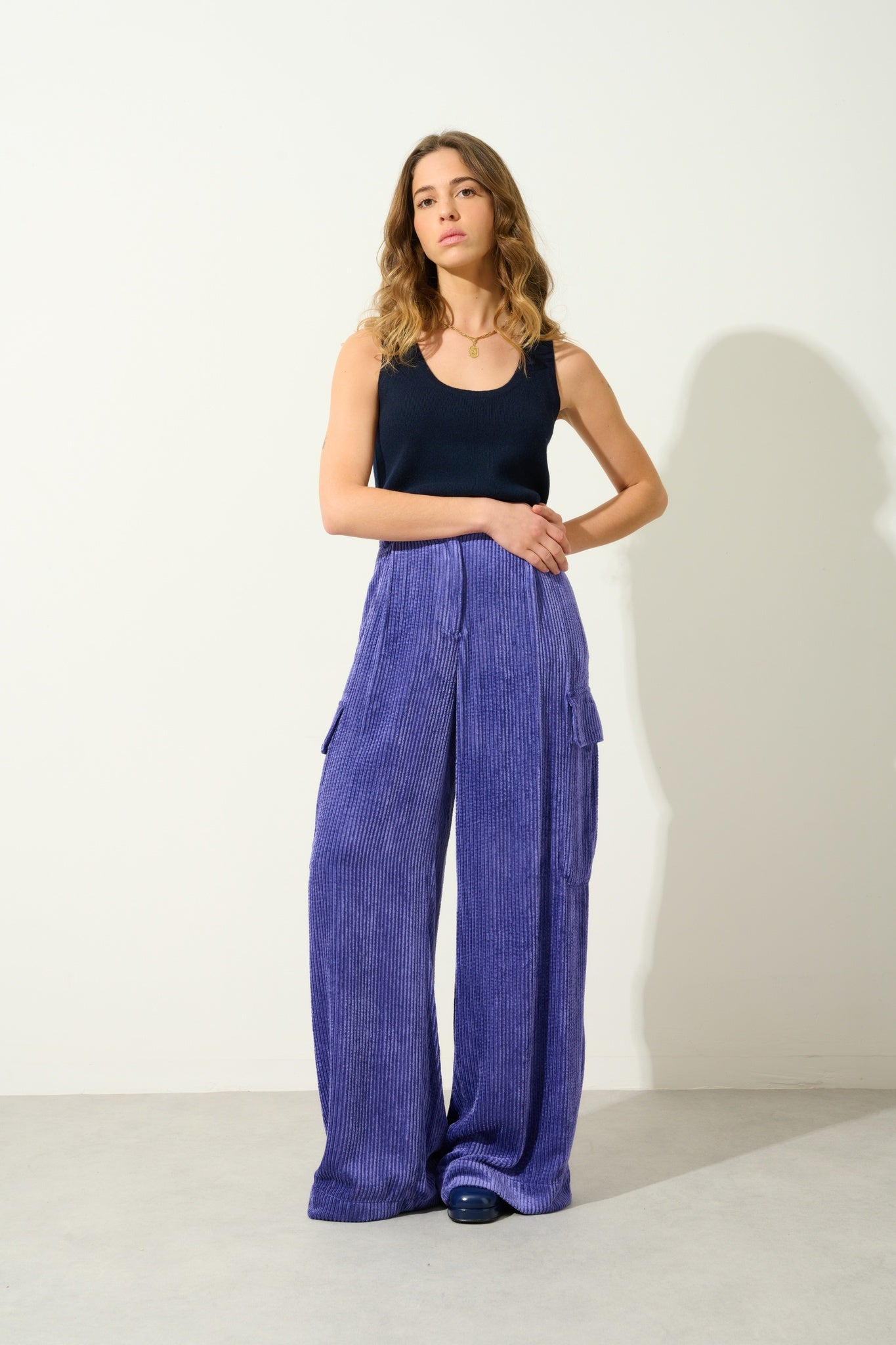 LINDSAY – Marineblaues Tanktop mit U-Ausschnitt aus 100 % Kaschmir