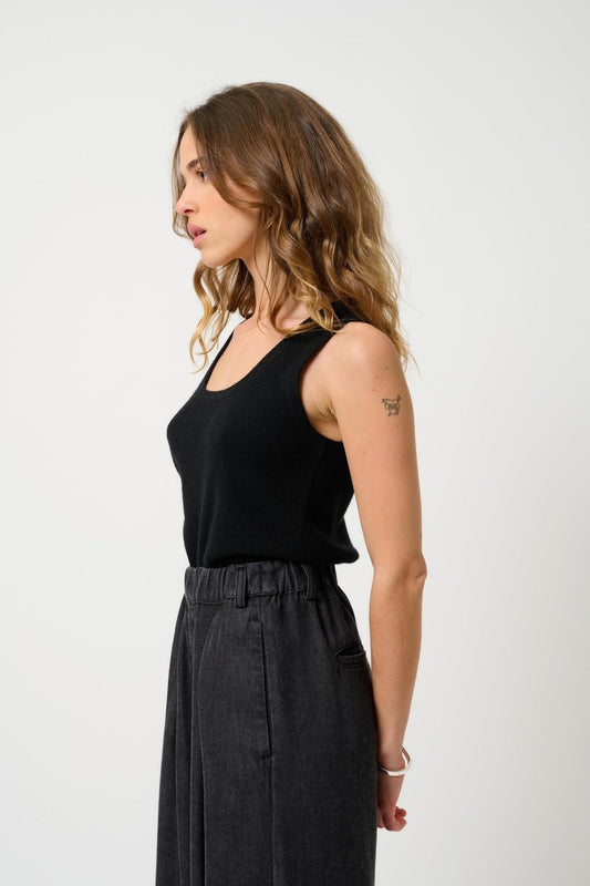 LINDSAY schwarzes Tanktop mit U-Ausschnitt aus 100 % Kaschmir