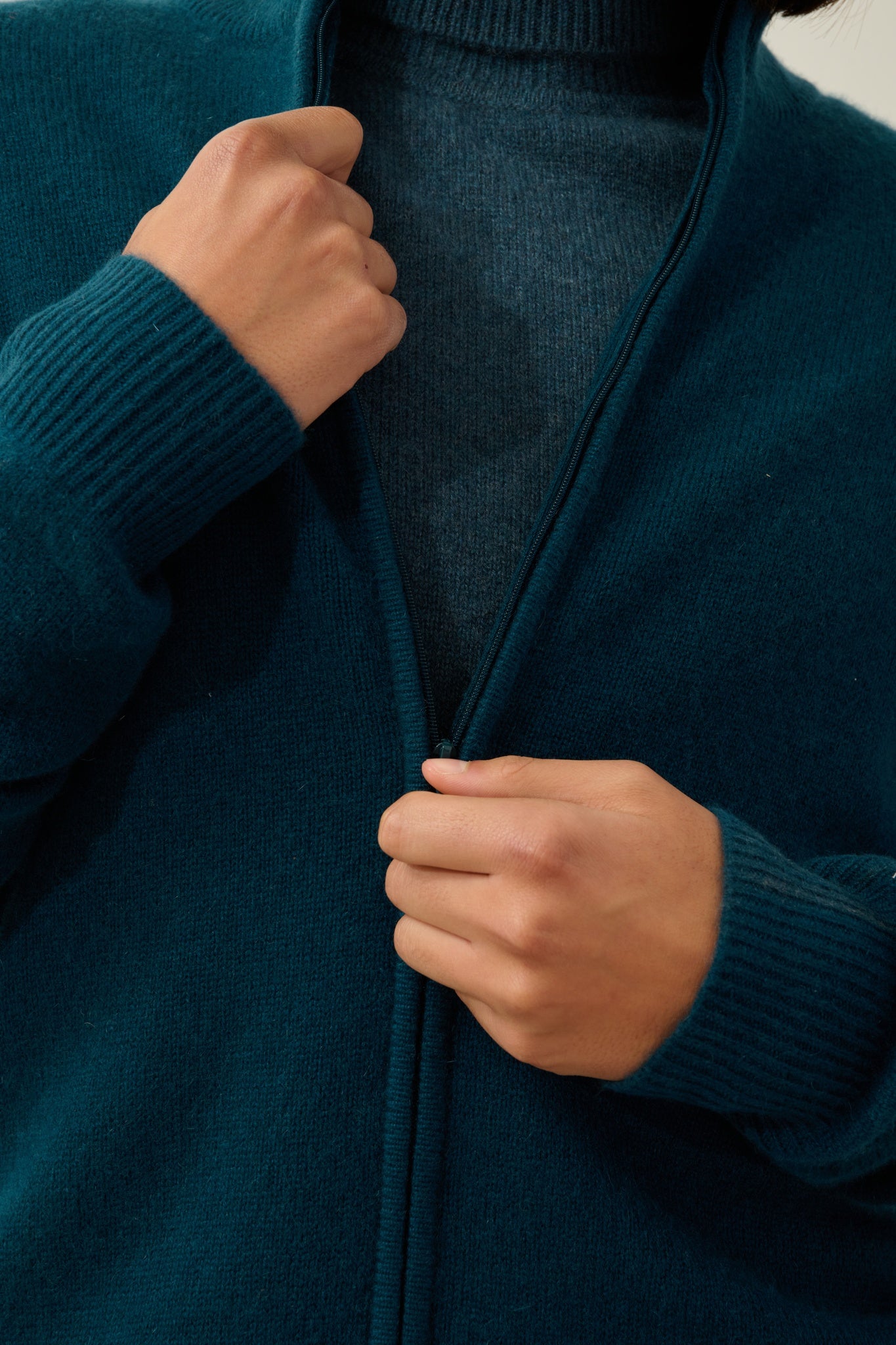 LYNA gilet zippé col camionneur 4 fils vert canard 100% cachemire