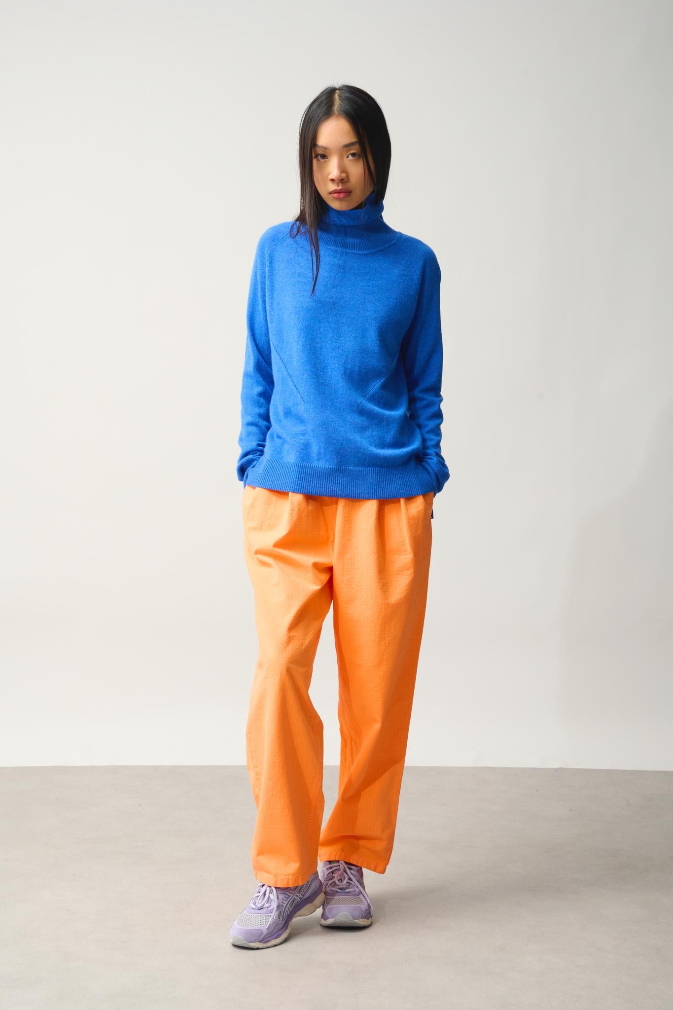 MADELINE Rollkragenpullover in Electric Blue aus 100% Kaschmir