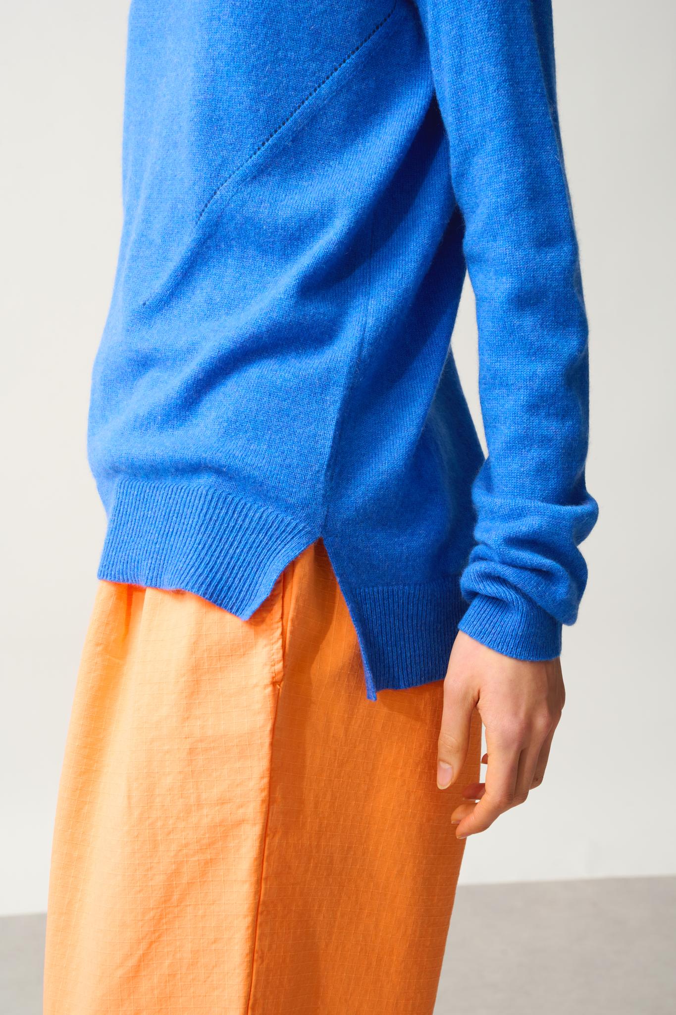 MADELINE Rollkragenpullover in Electric Blue aus 100% Kaschmir