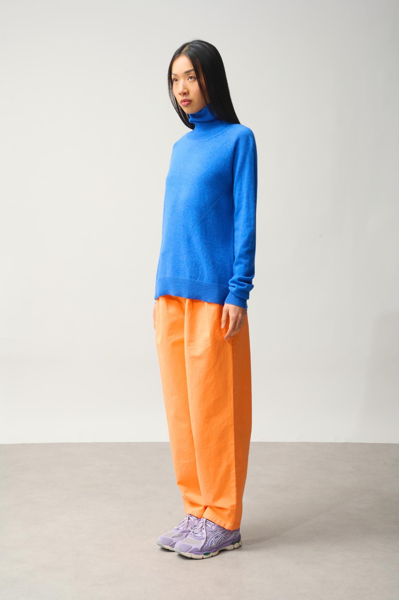 MADELINE Rollkragenpullover in Electric Blue aus 100% Kaschmir