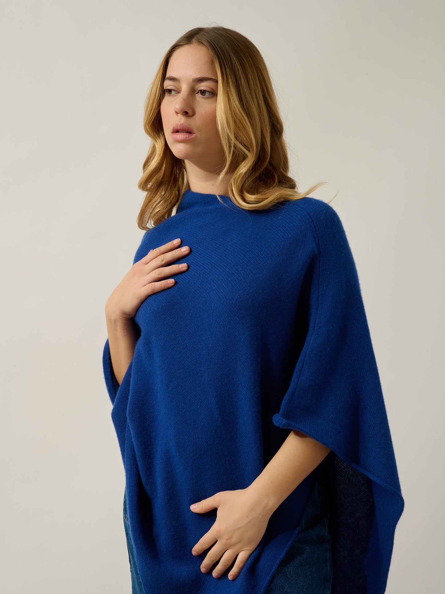 MERYL poncho 4 fils outremer 100% cachemire