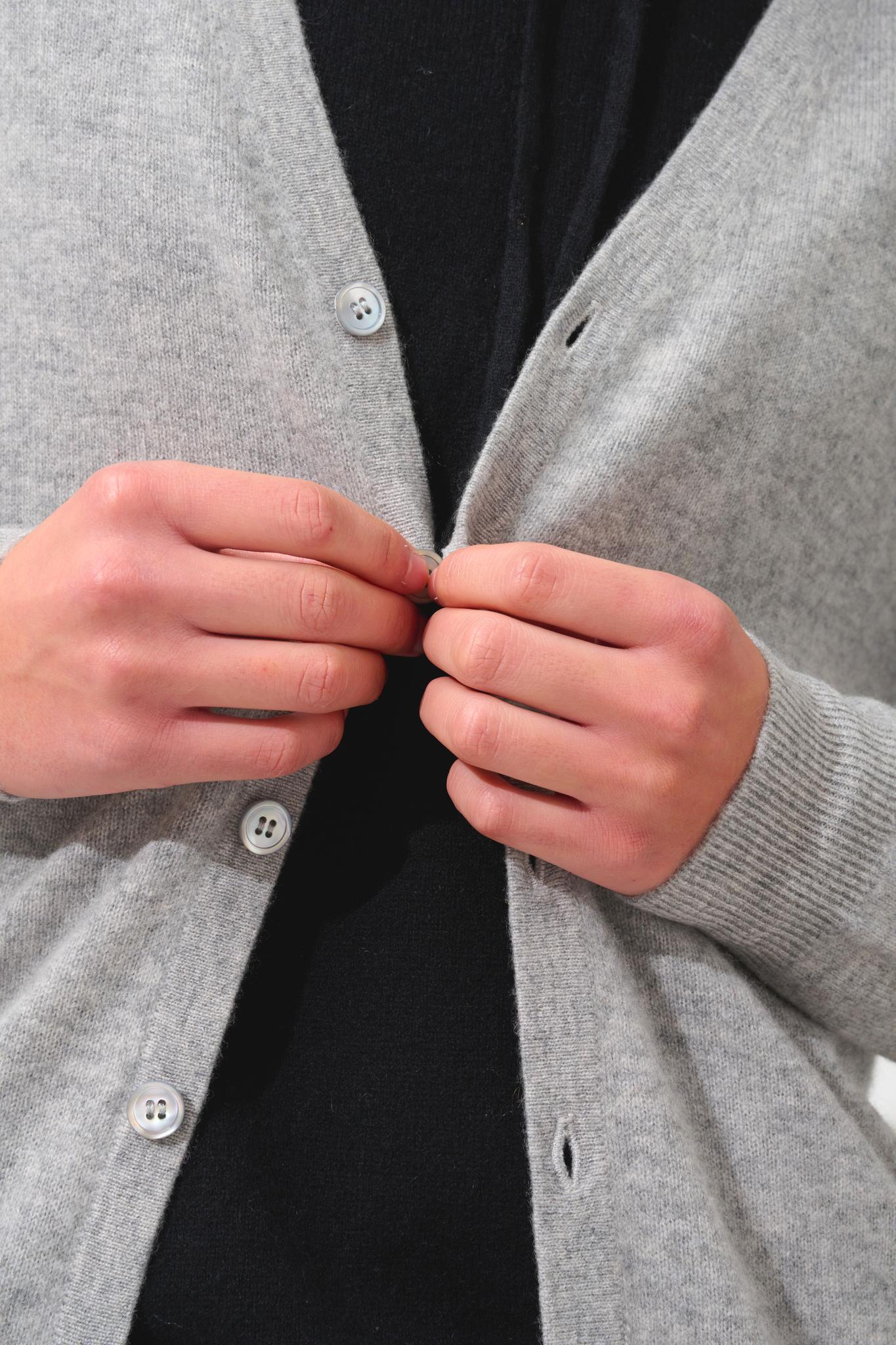 PIPA Strickjacke mit V-Ausschnitt wolkig meliert 100% Kaschmir