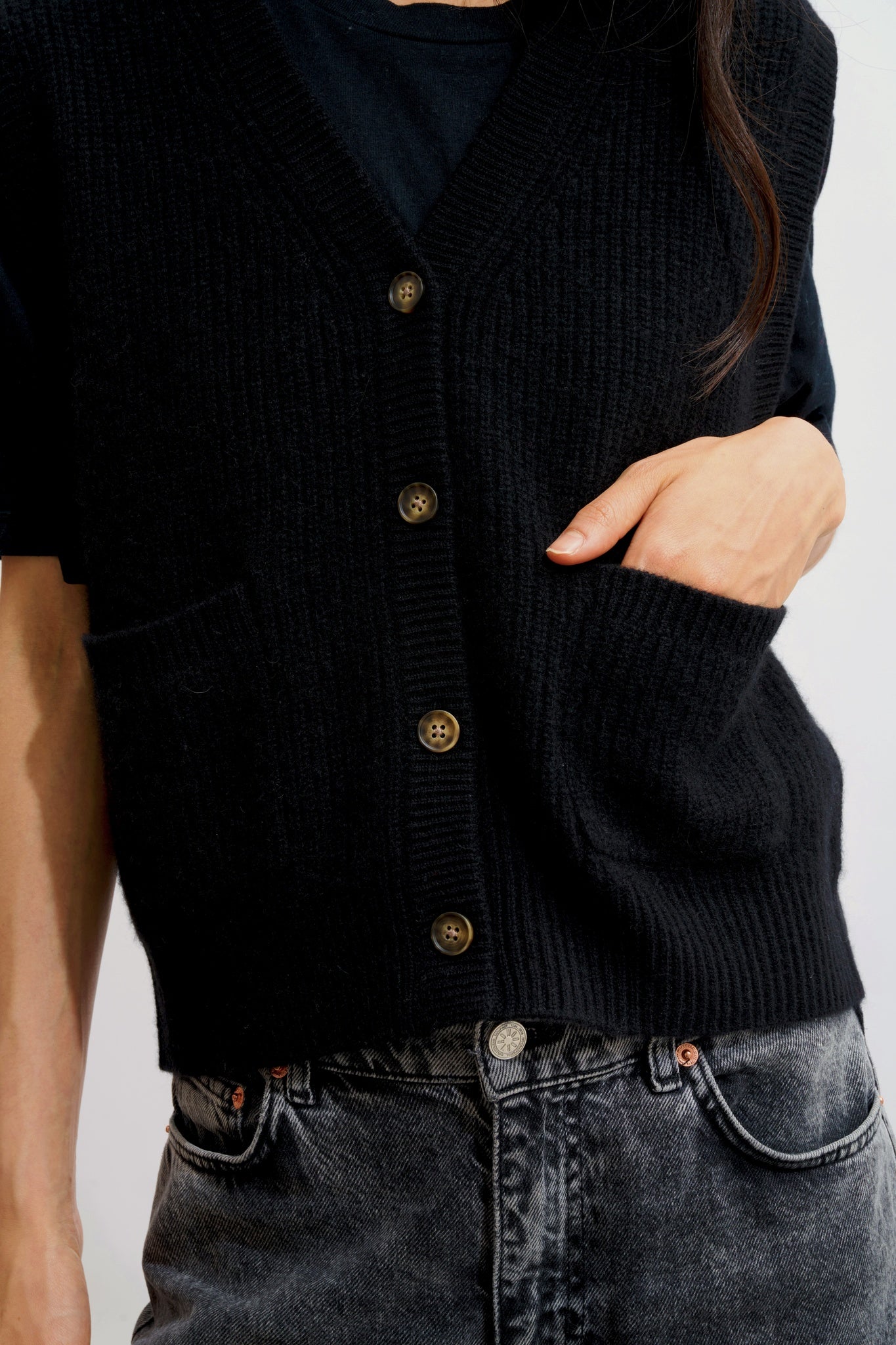 ROSAVIA cardigan col v sans manches 4 fils noir 100% cachemire