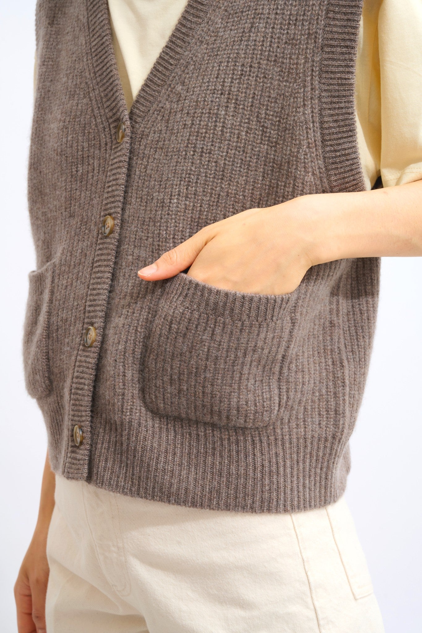 rosavia cardigan col v sans manches 4 fils taupe chiné 100% cachemire