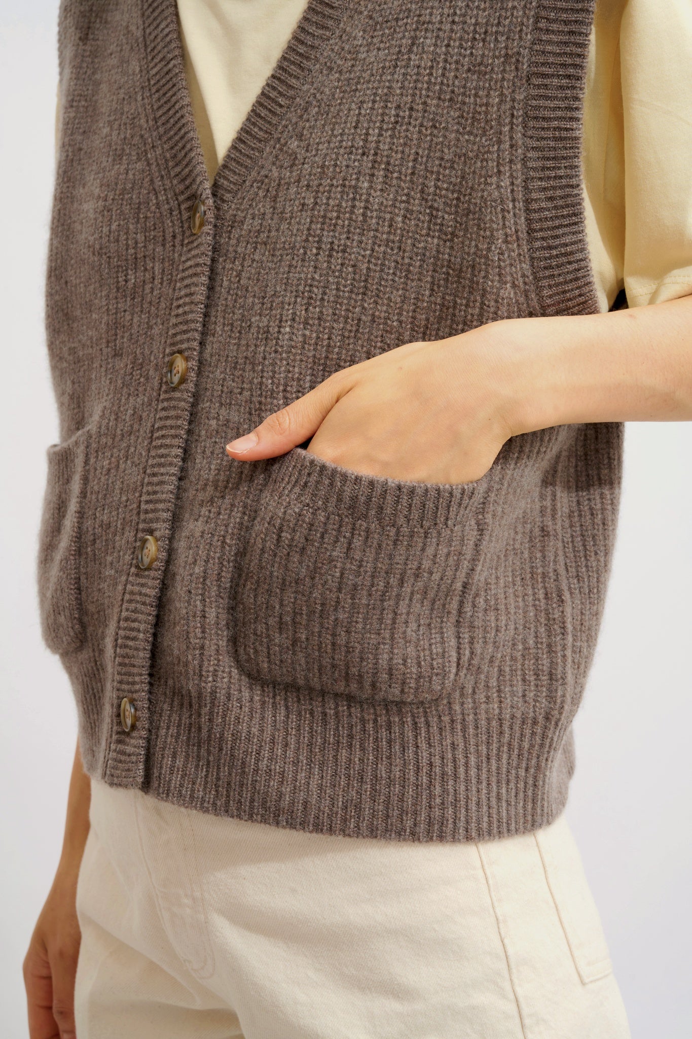 ROSAVIA cardigan col v sans manches 4 fils taupe chiné 100% cachemire