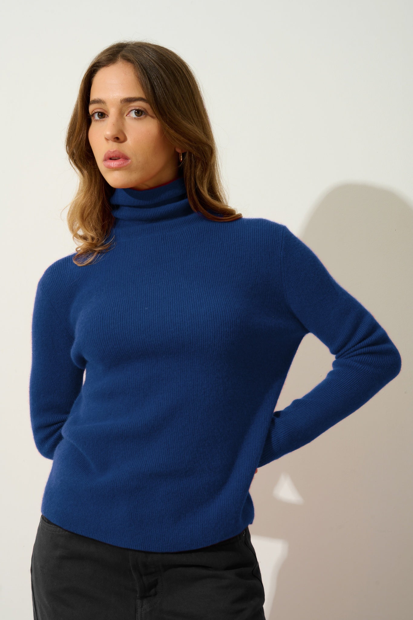 SUZIE pull col roulé outremer 100% cachemire