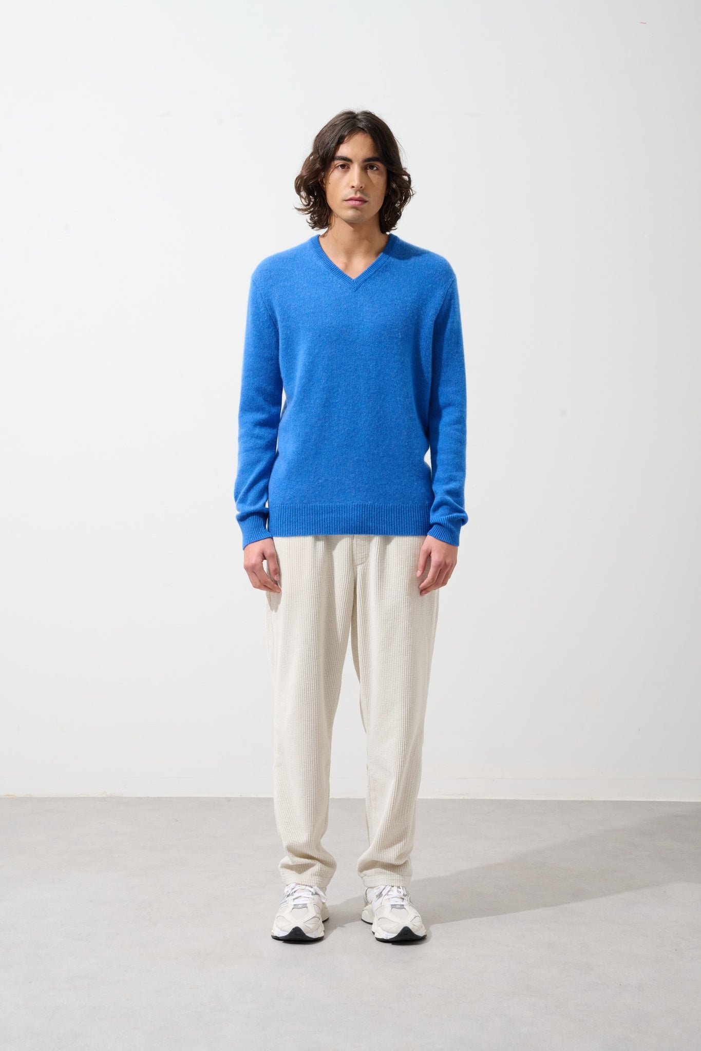 VICTOR Pullover mit V-Ausschnitt und 4 Fäden in Elektroblau 100% Kaschmir