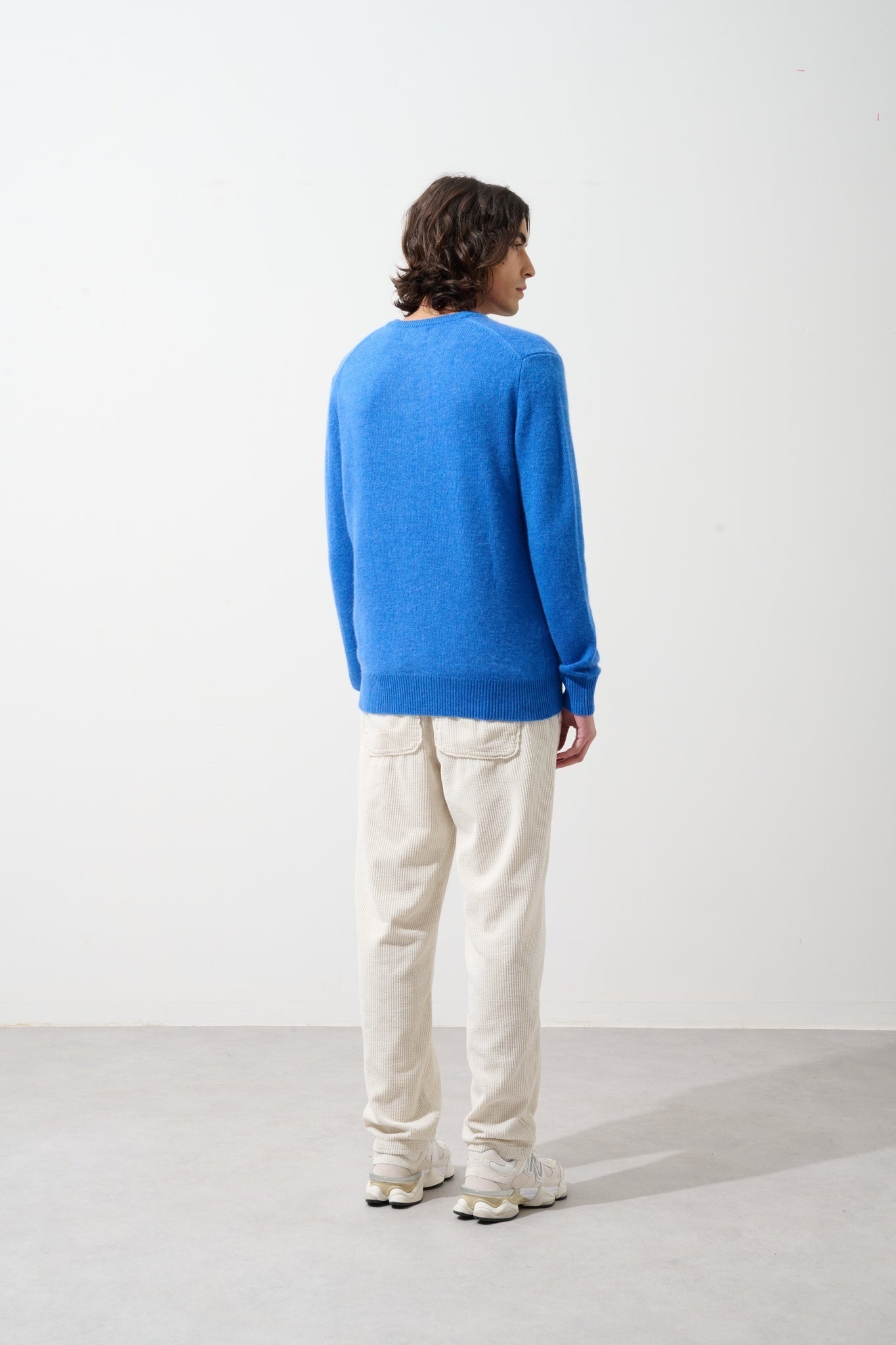 VICTOR 4-thread v-neck sweater electric blue 100% cashmere