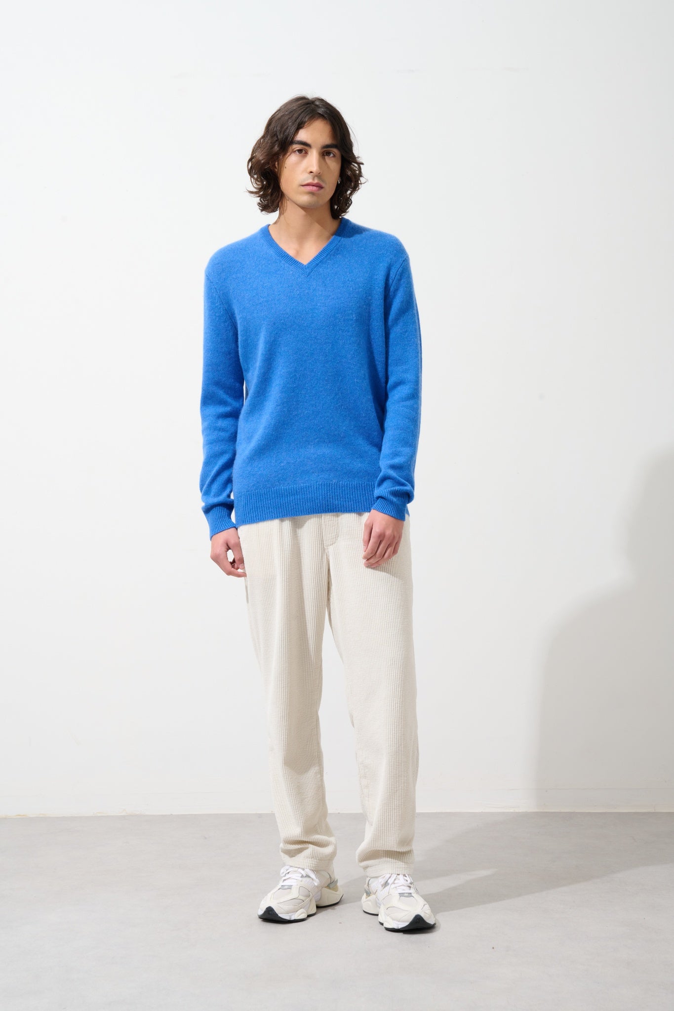 VICTOR Pullover mit V-Ausschnitt und 4 Fäden in Elektroblau 100% Kaschmir