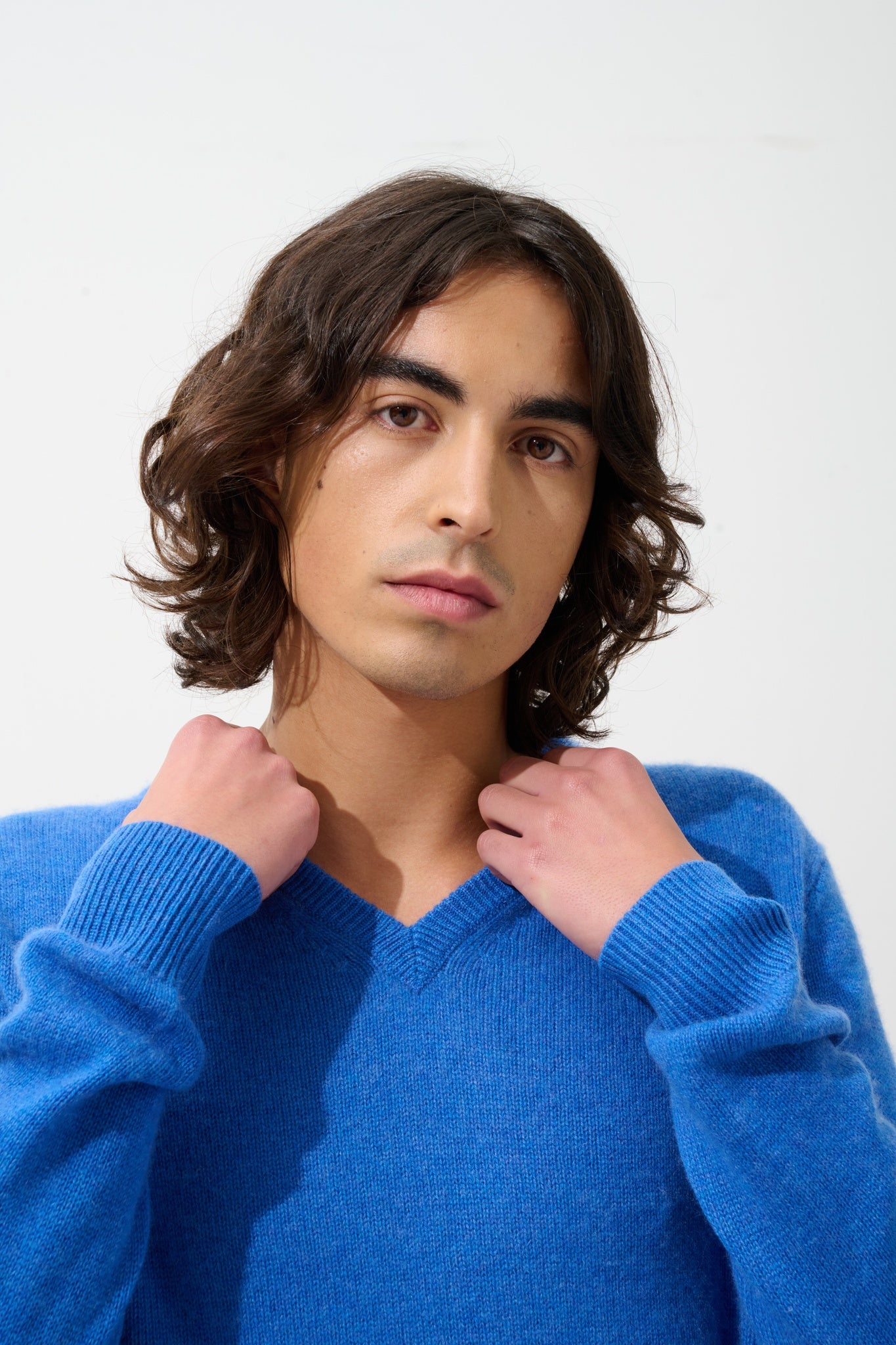 VICTOR Pullover mit V-Ausschnitt und 4 Fäden in Elektroblau 100% Kaschmir