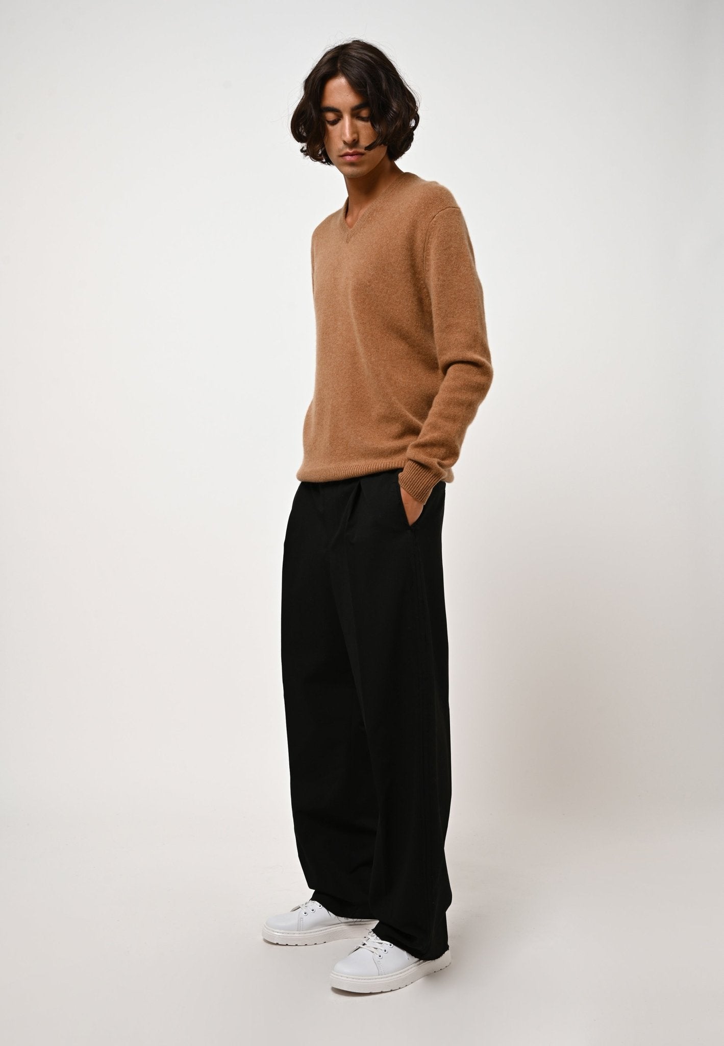 VICTOR 4-fädiger Haselnuss-Pullover mit V-Ausschnitt, 100 % Kaschmir