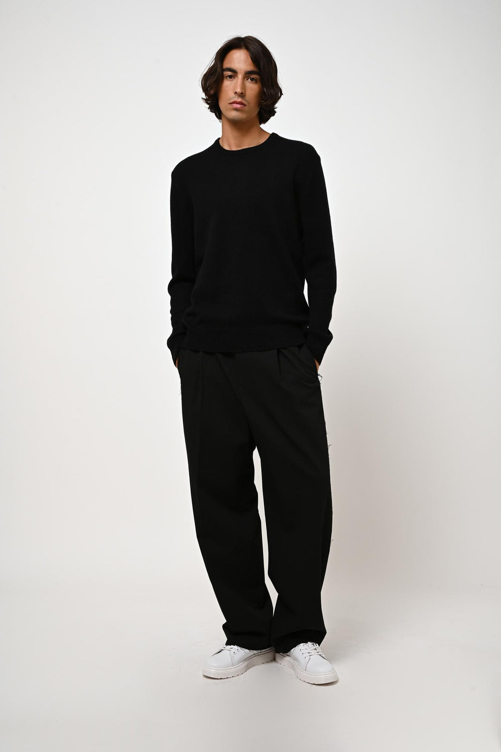 VICTO 4-thread round-neck sweater black 100% cashmere