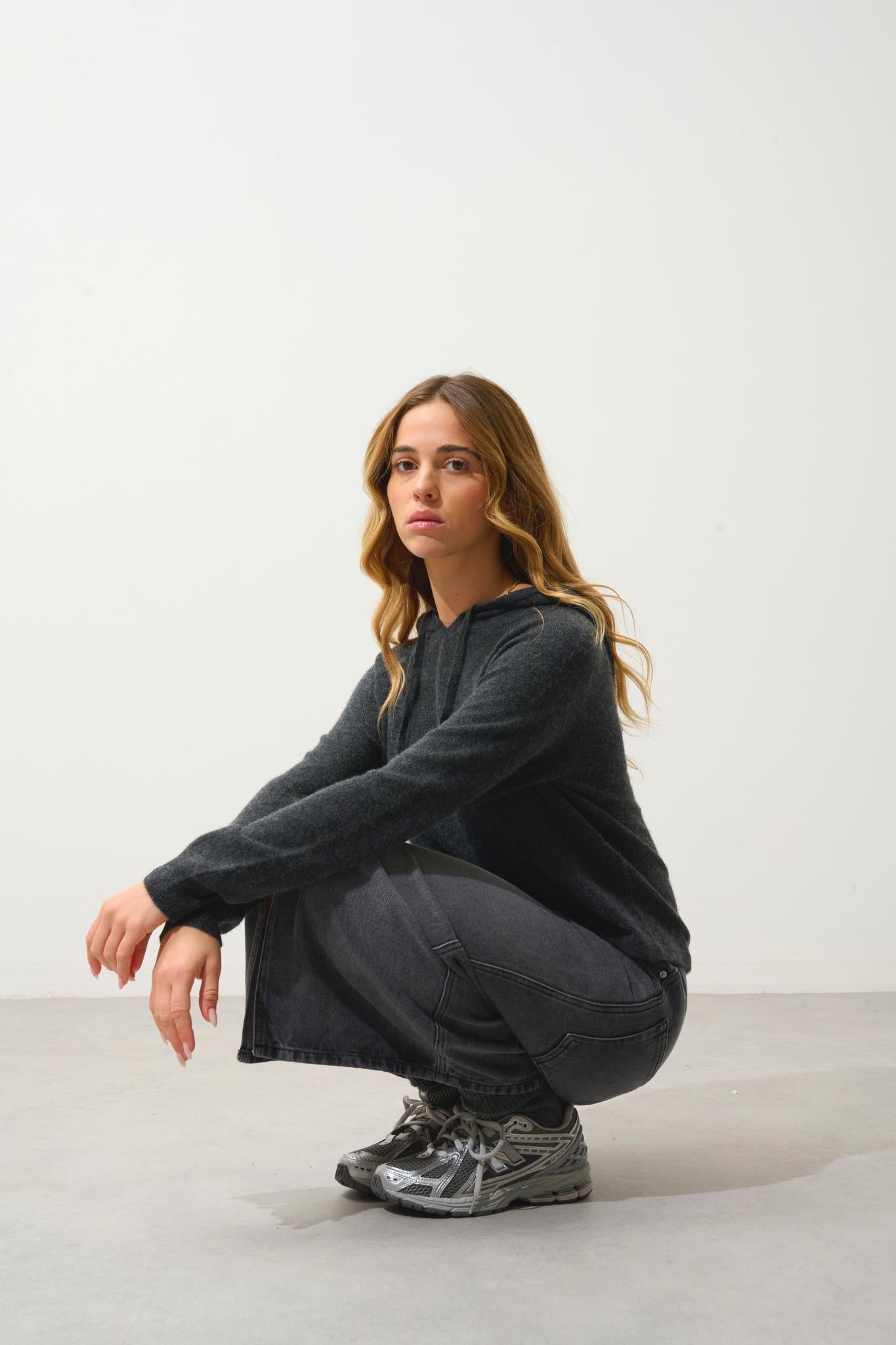 YARLSIDE pull capuche carbone chiné 100% cachemire