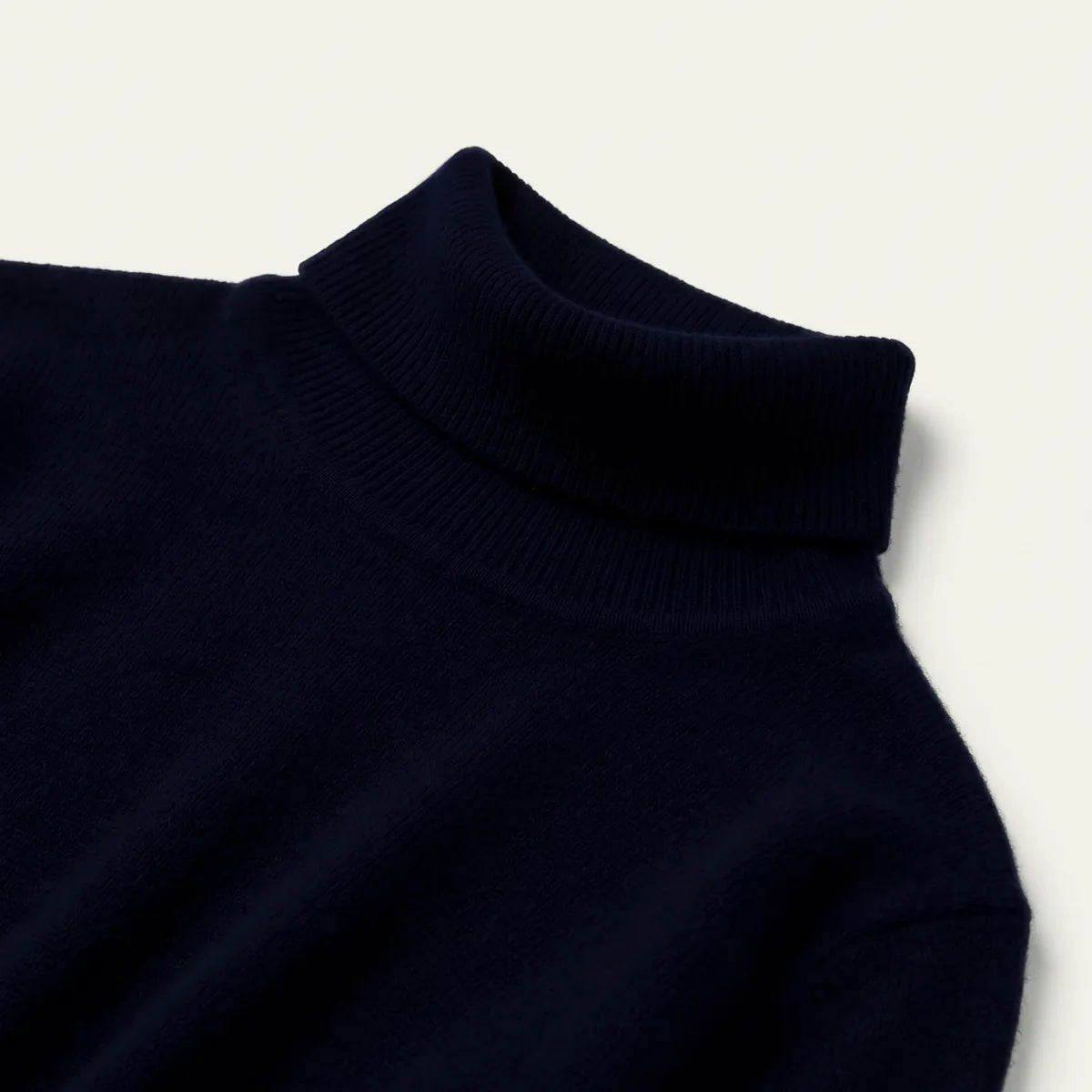 Gros plan de la maille — BANGE Pull Col Roulé Bleu Marine