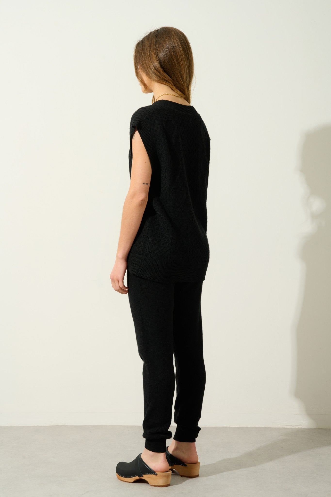 aslog pull col v sans manches 4 fils noir 100% cachemire